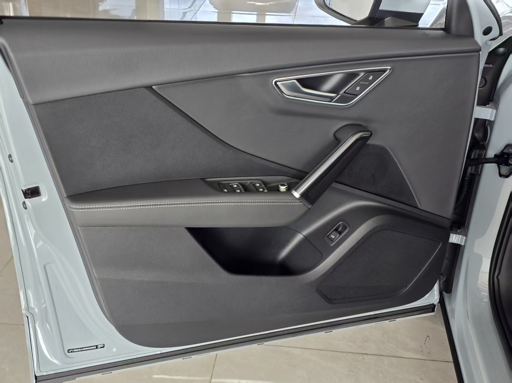 Audi Q2L 2025 car image #9