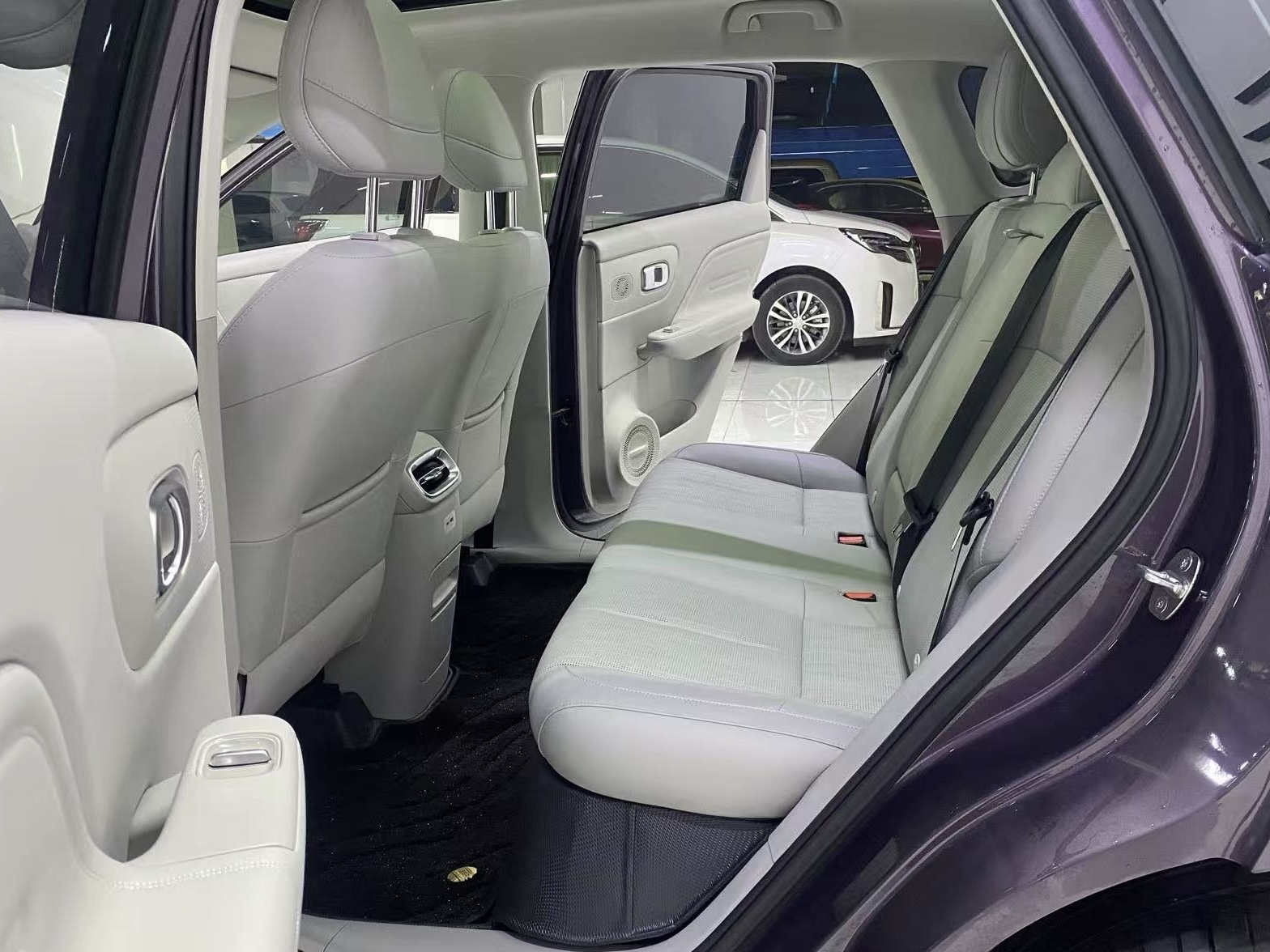 零跑汽车 零跑B10 2025 汽车图片 #9