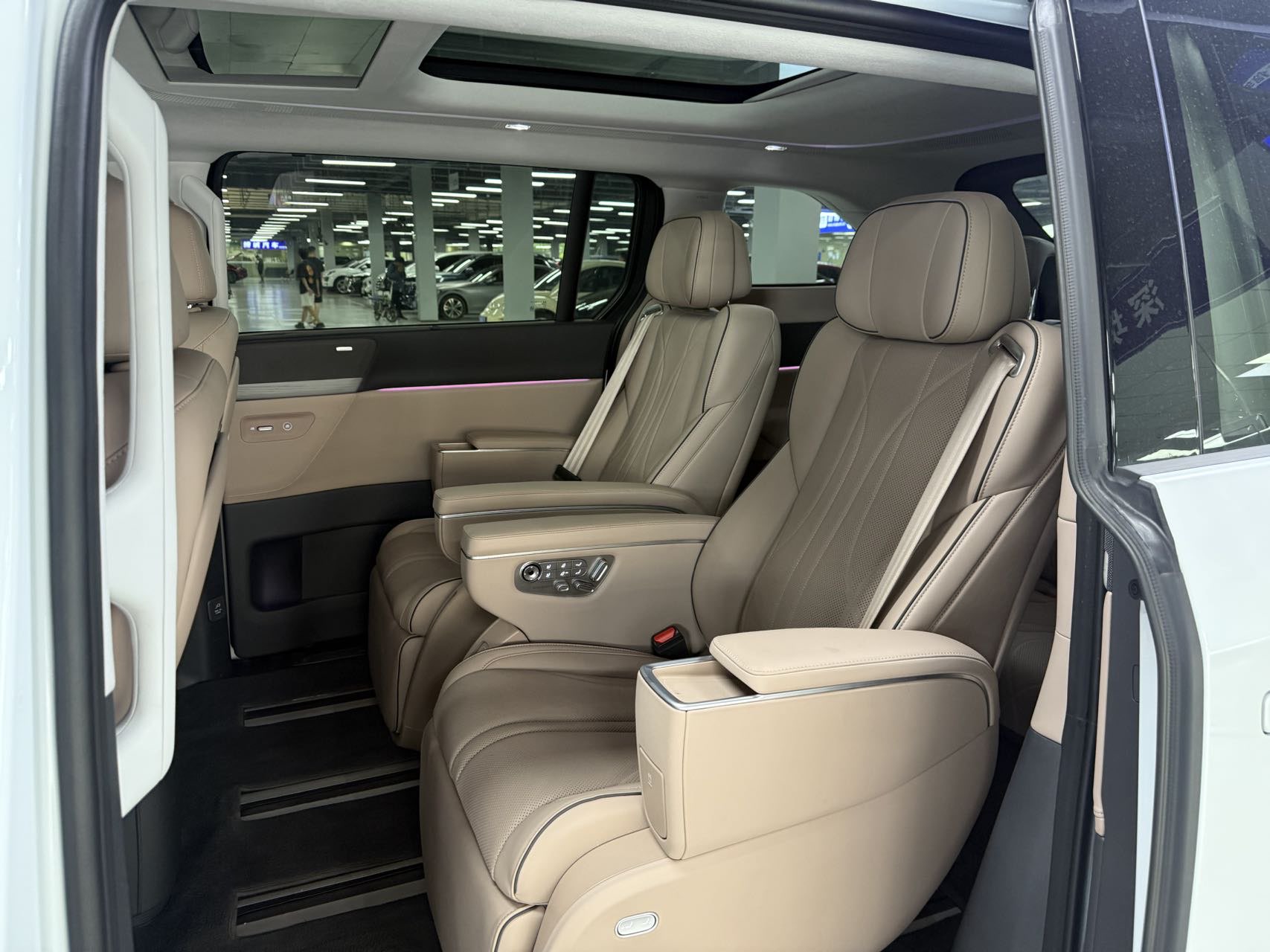 Xpeng X9 2025 immagine di auto #9