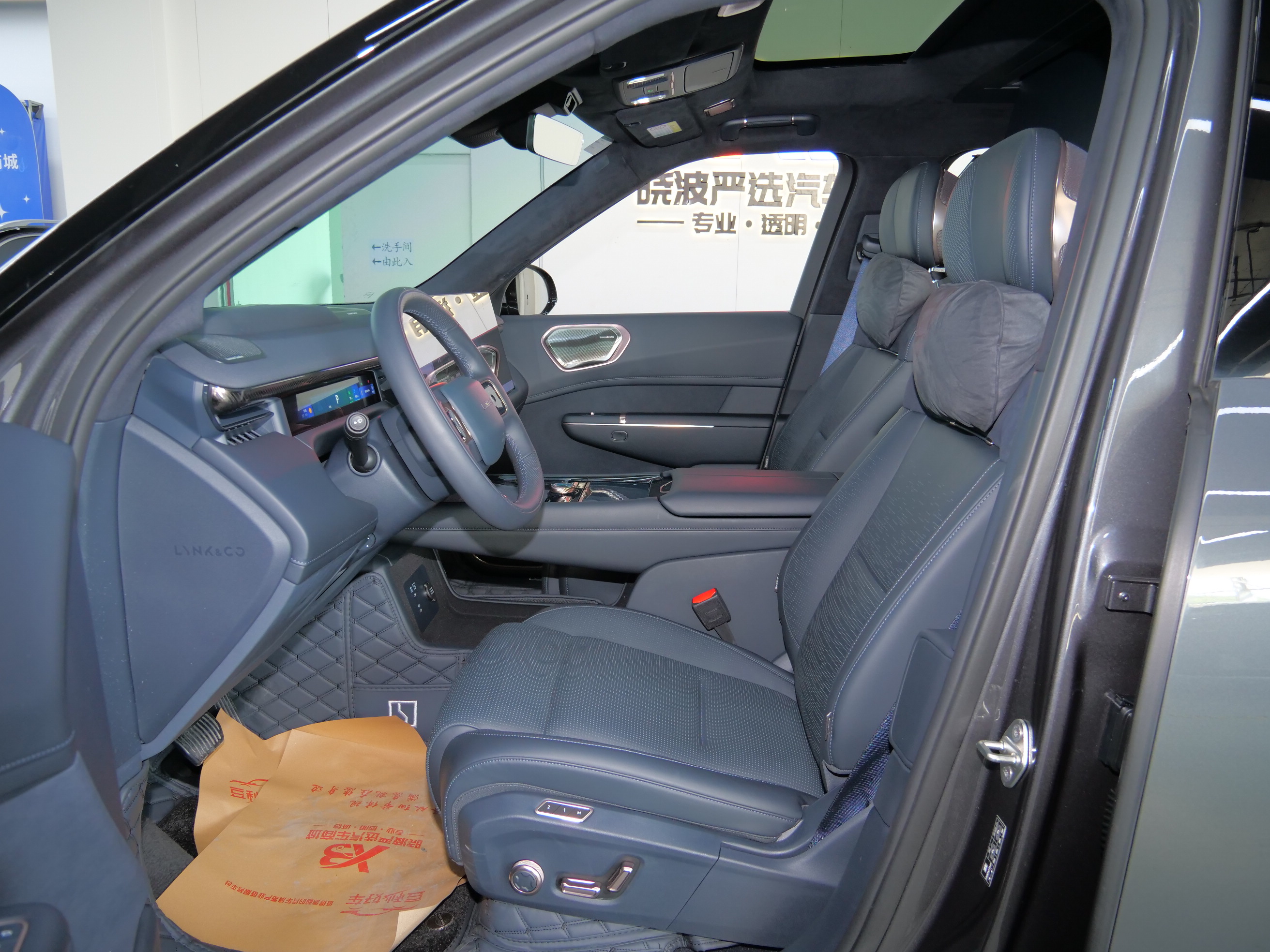 Lynk & Co 900 2025 car image #9