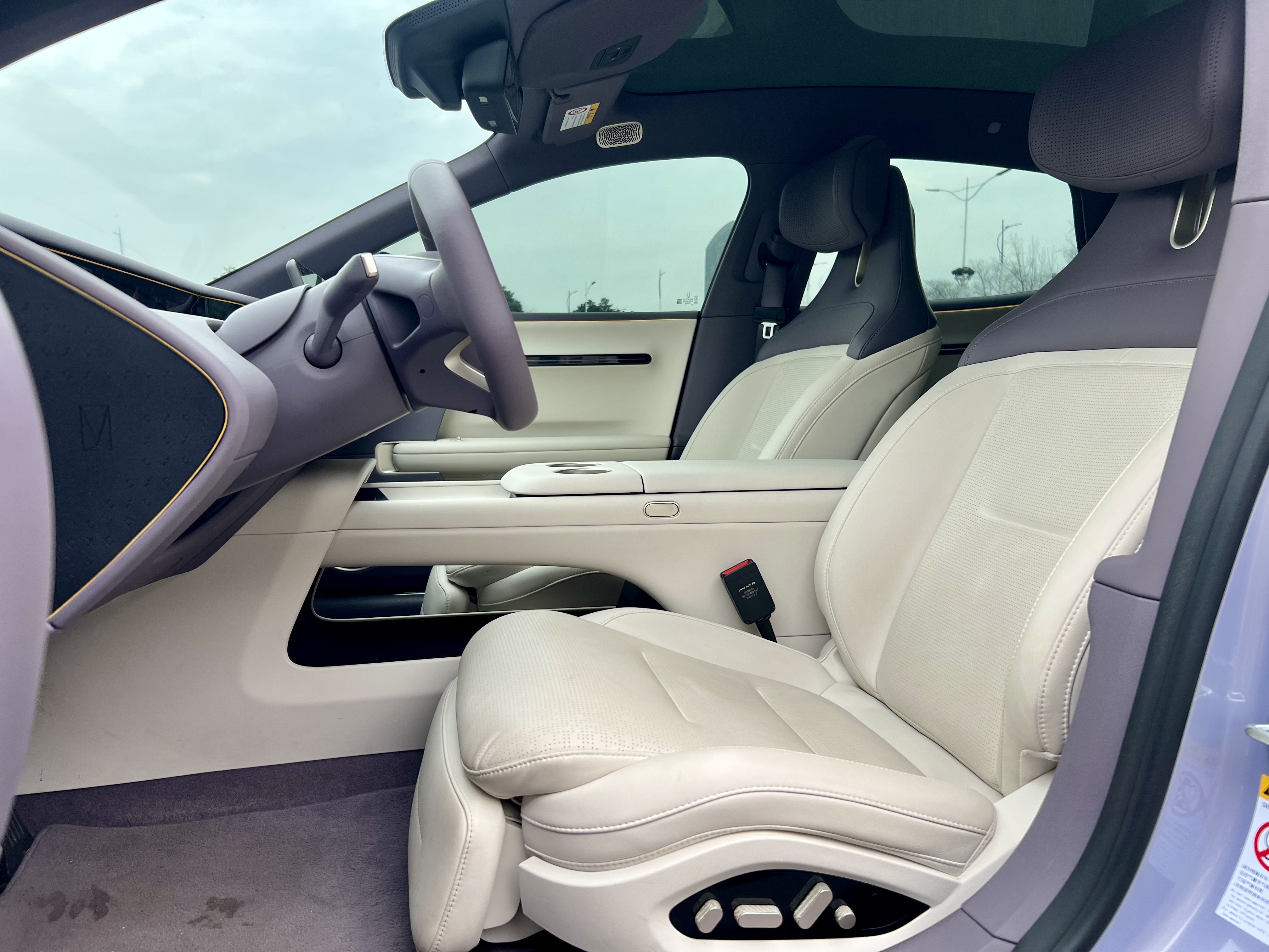 Avatr 06 2025 car image #9