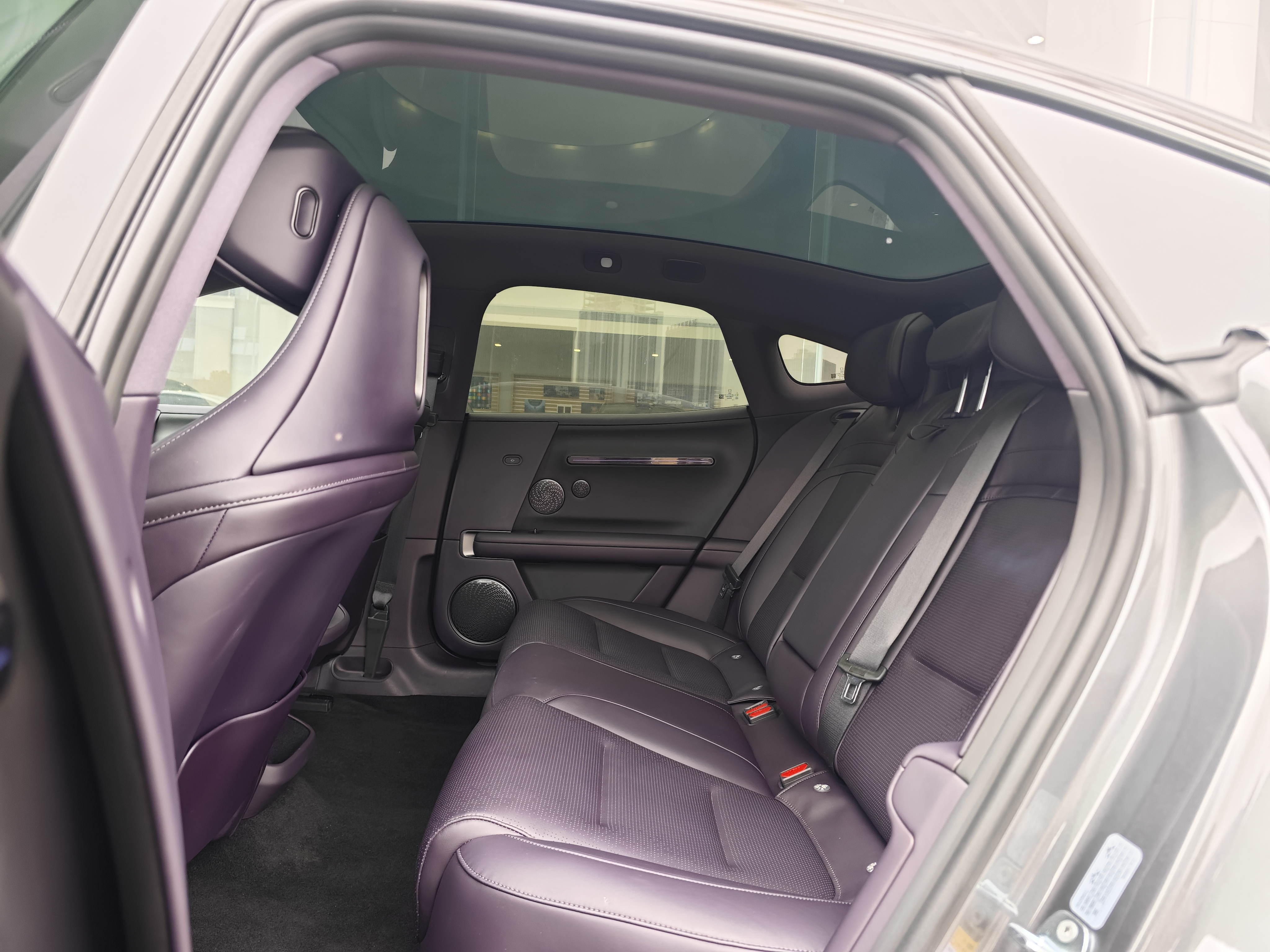 Avatr 06 2025 car image #9