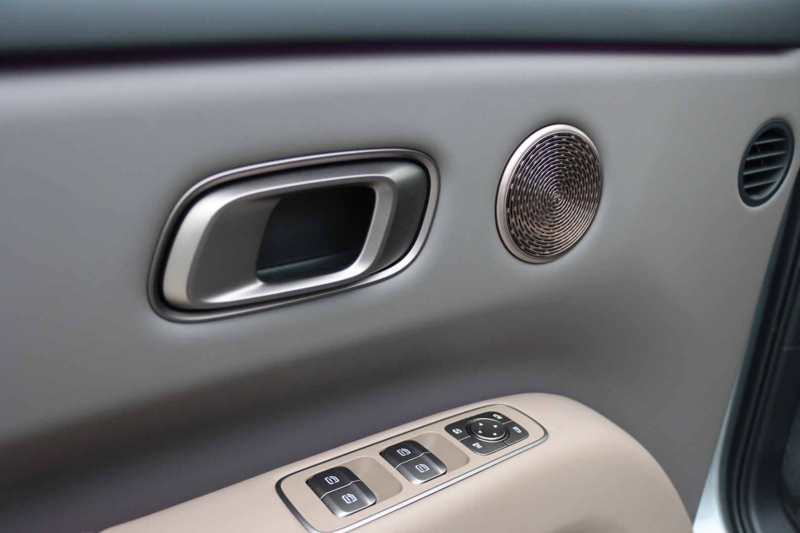 Li i8 2025 image de voiture #9