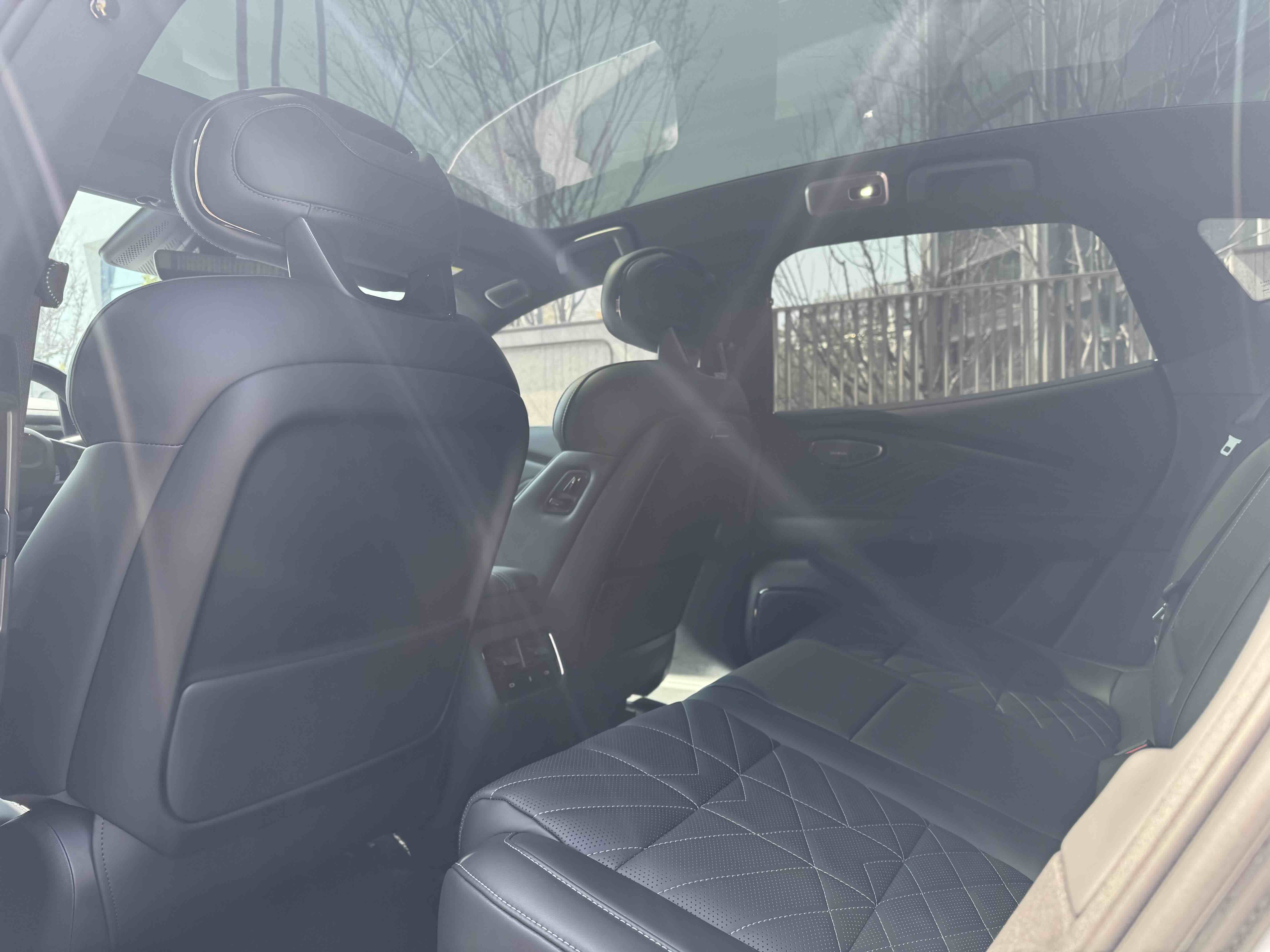 Lynk & Co 10 EM-P 2025 #9 Lynk & Co 10 EM-P 2025 car image #9