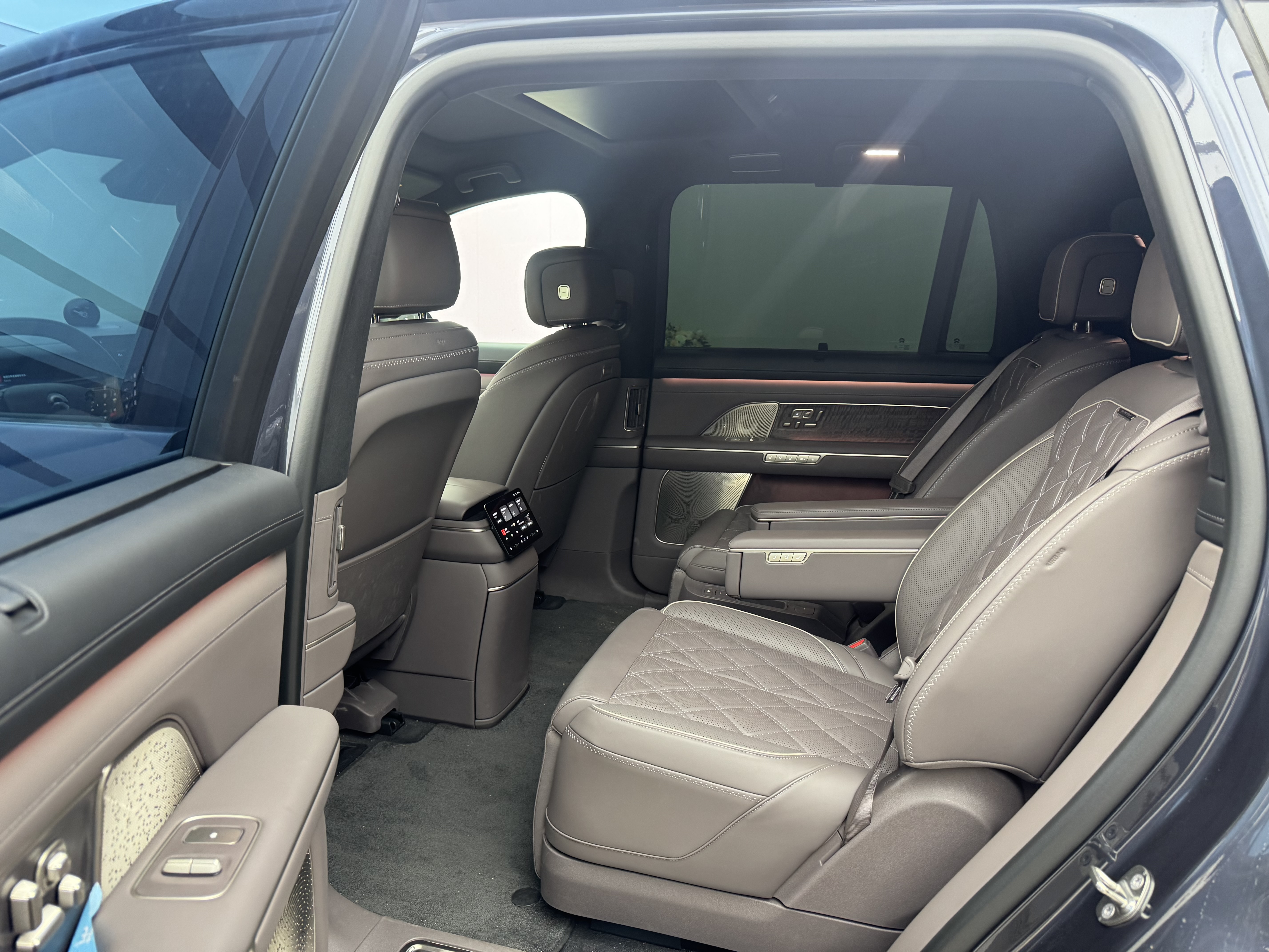 NIO ES8 2025 #9 NIO ES8 2025 car image #9