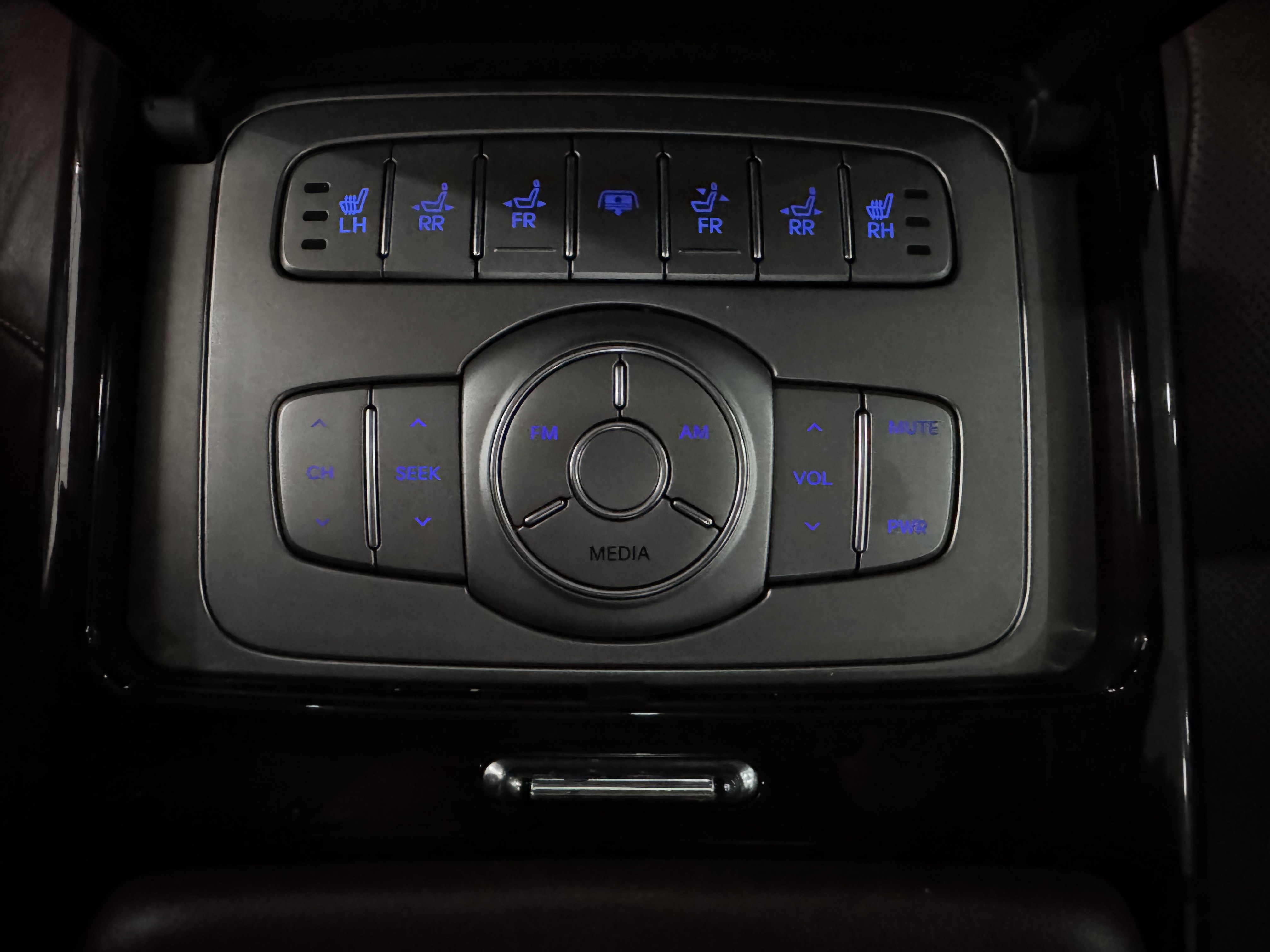 Hyundai Rohens 2013 #9 Hyundai Rohens 2013 car image #9