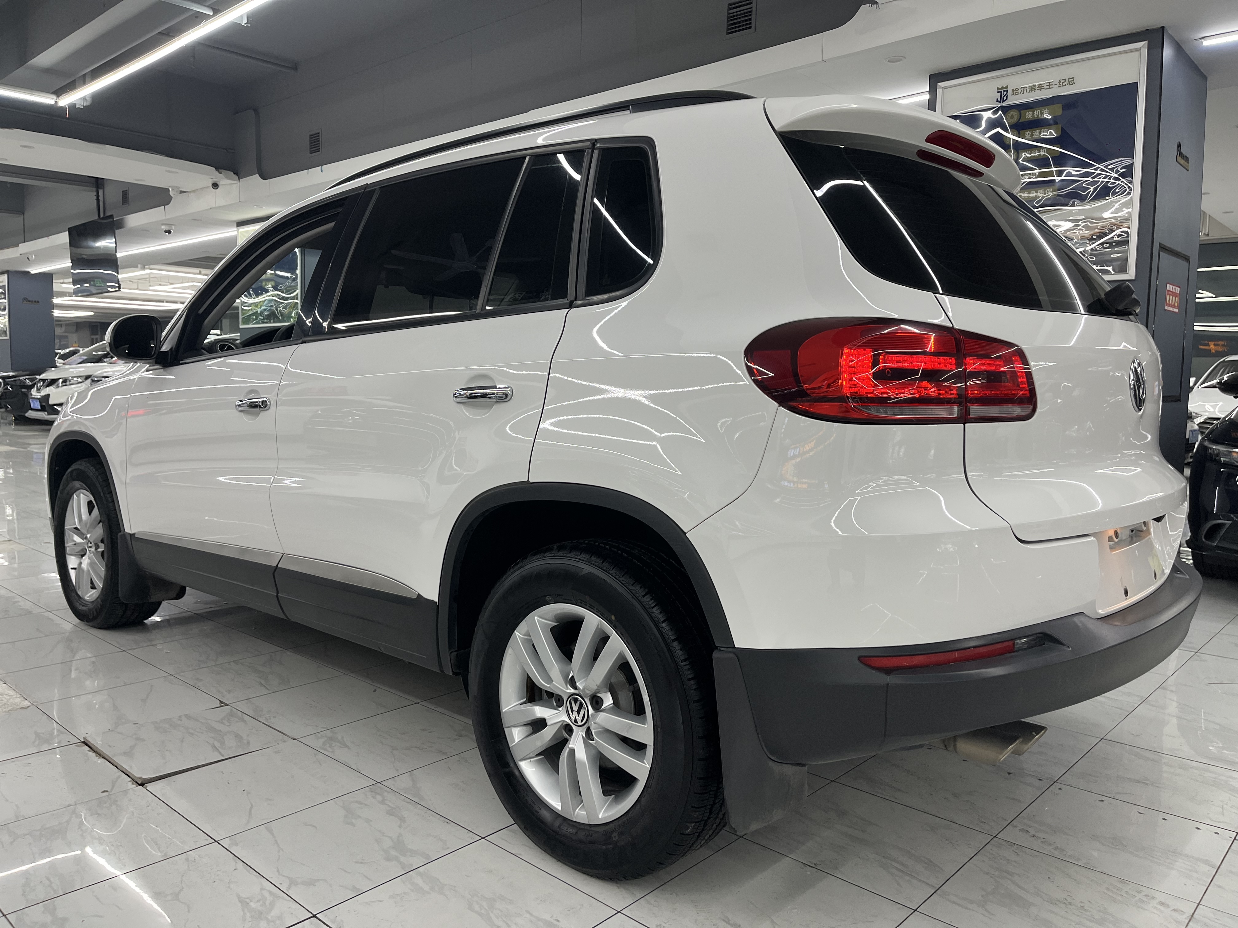 Volkswagen Tiguan 2015 car image #9