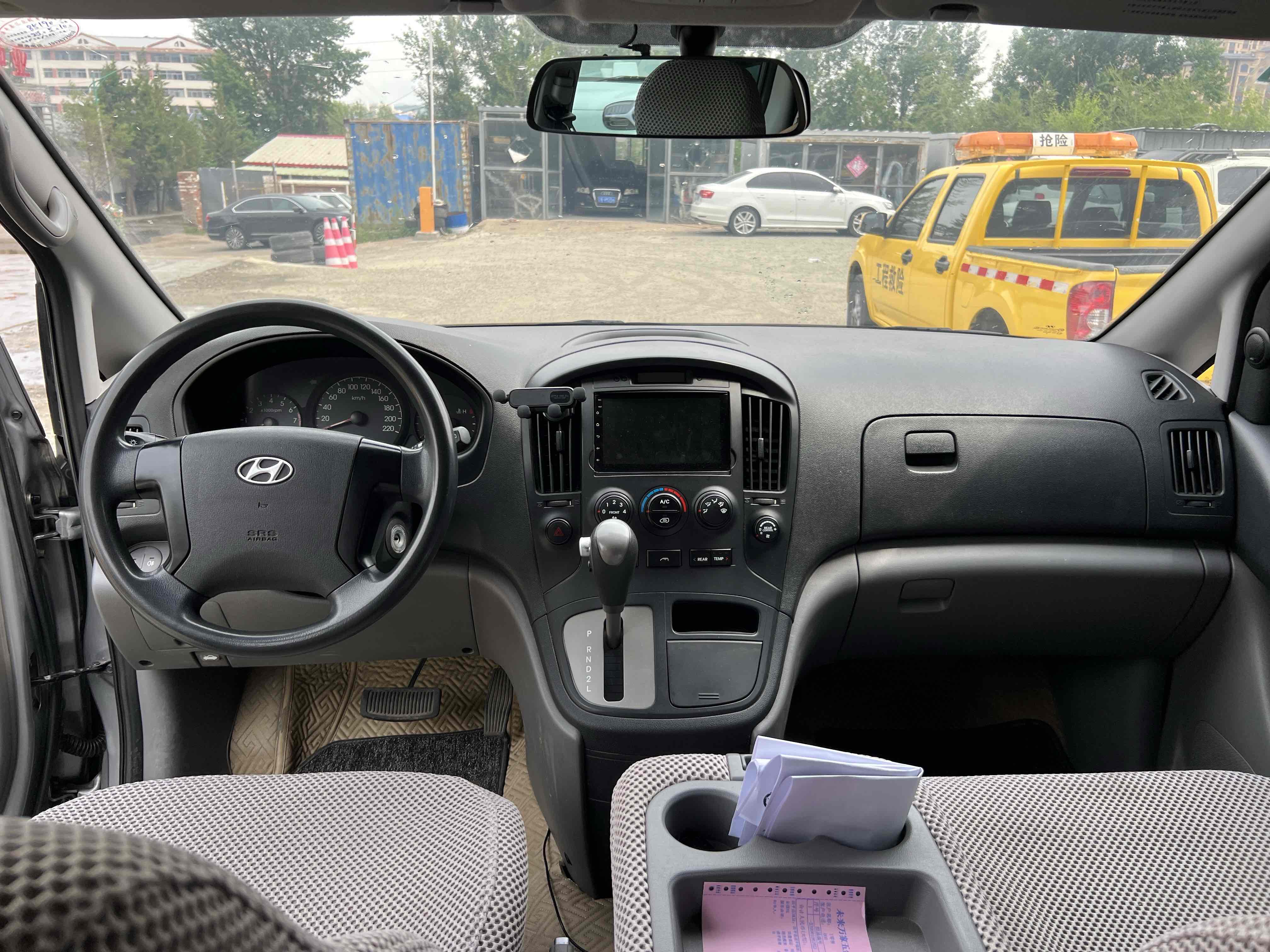 Hyundai H-1 2011 car image #9