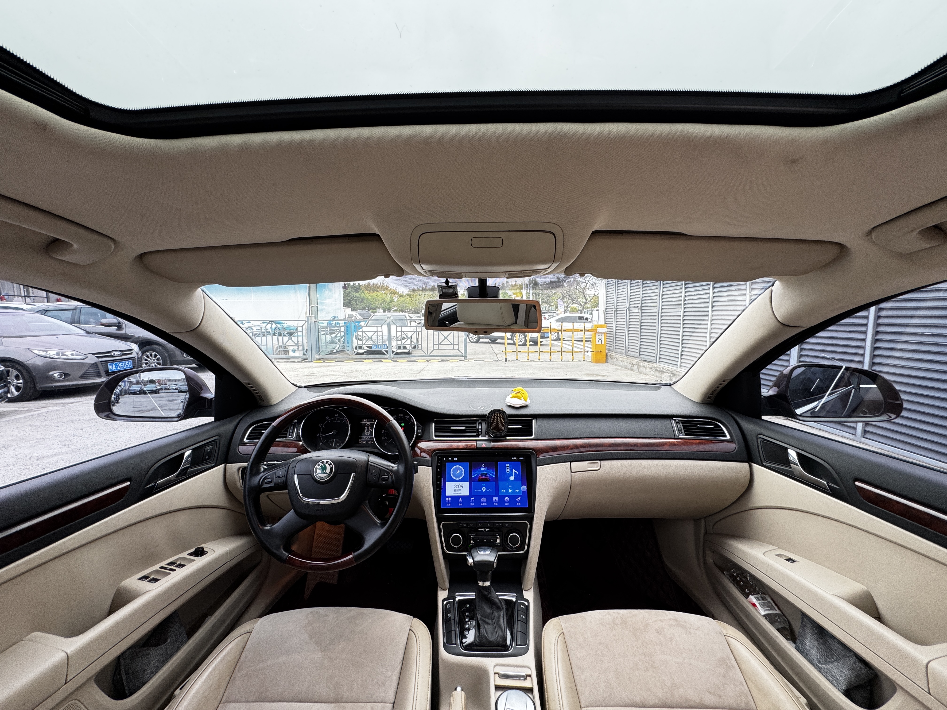 Skoda Superb 2011 car image #9