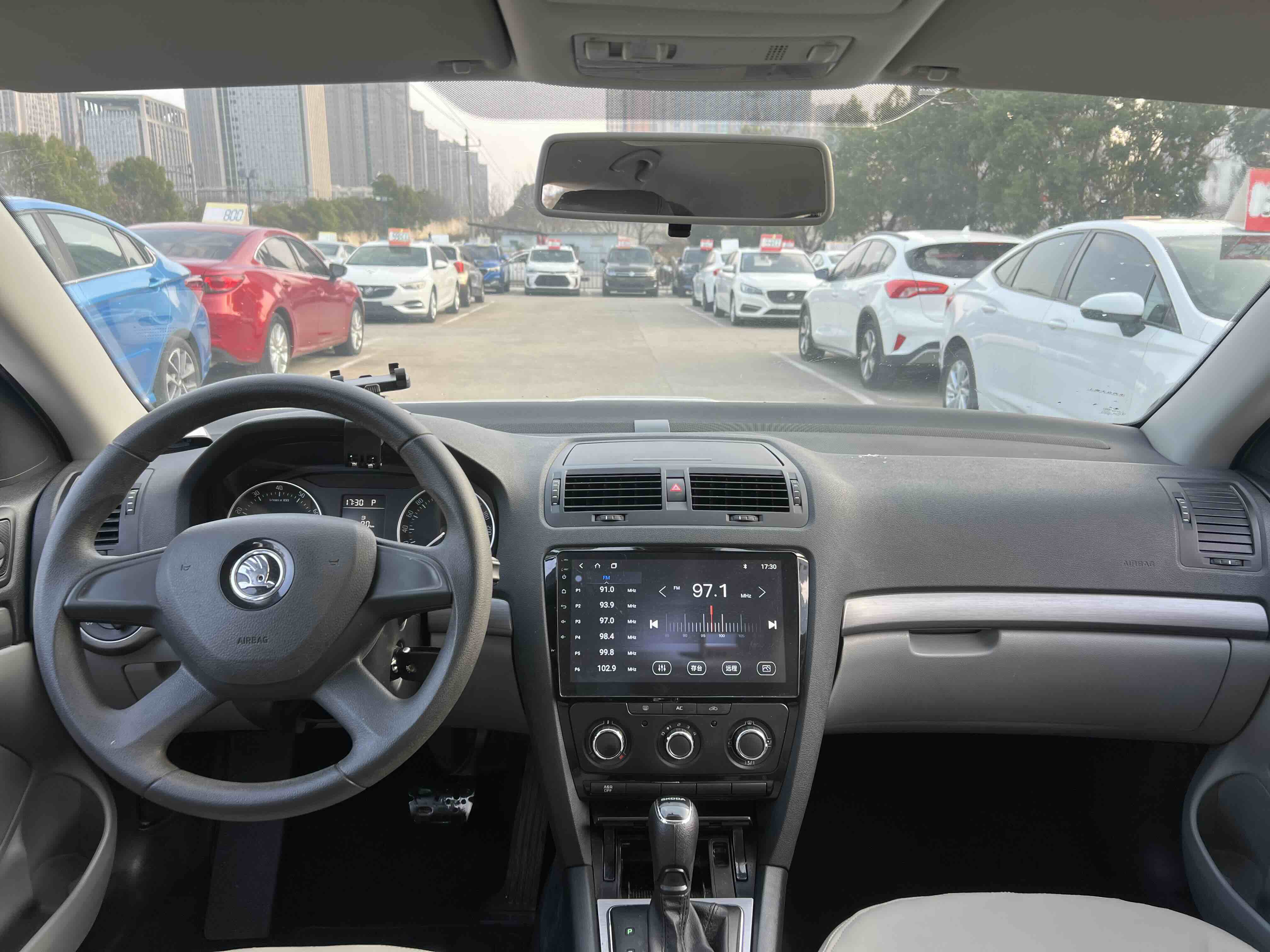 Skoda Octavia 2015 car image #9