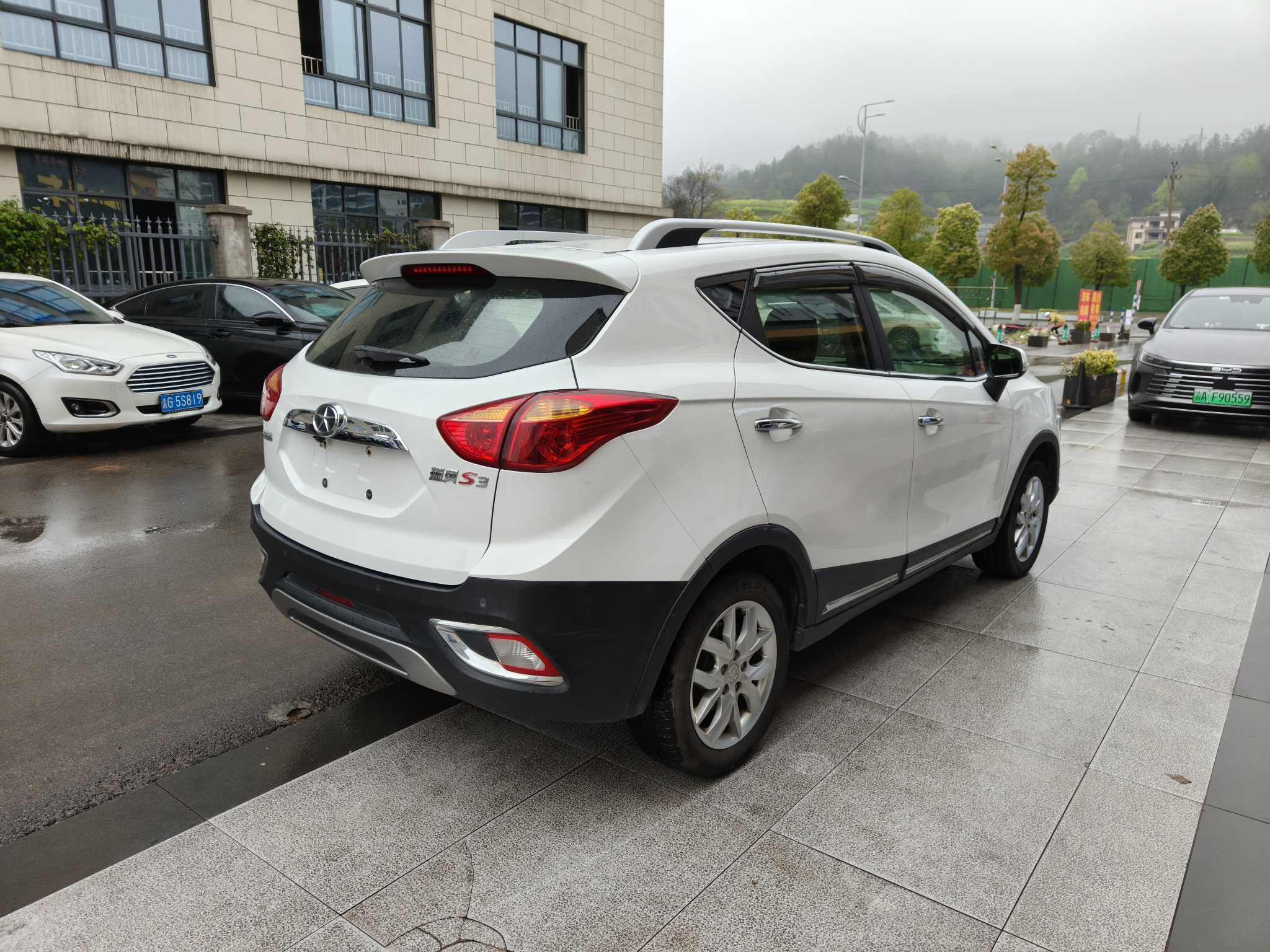 JAC 2015 car image #9