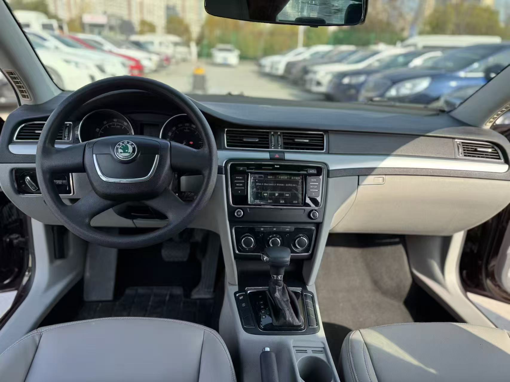 Skoda Superb 2012 car image #9