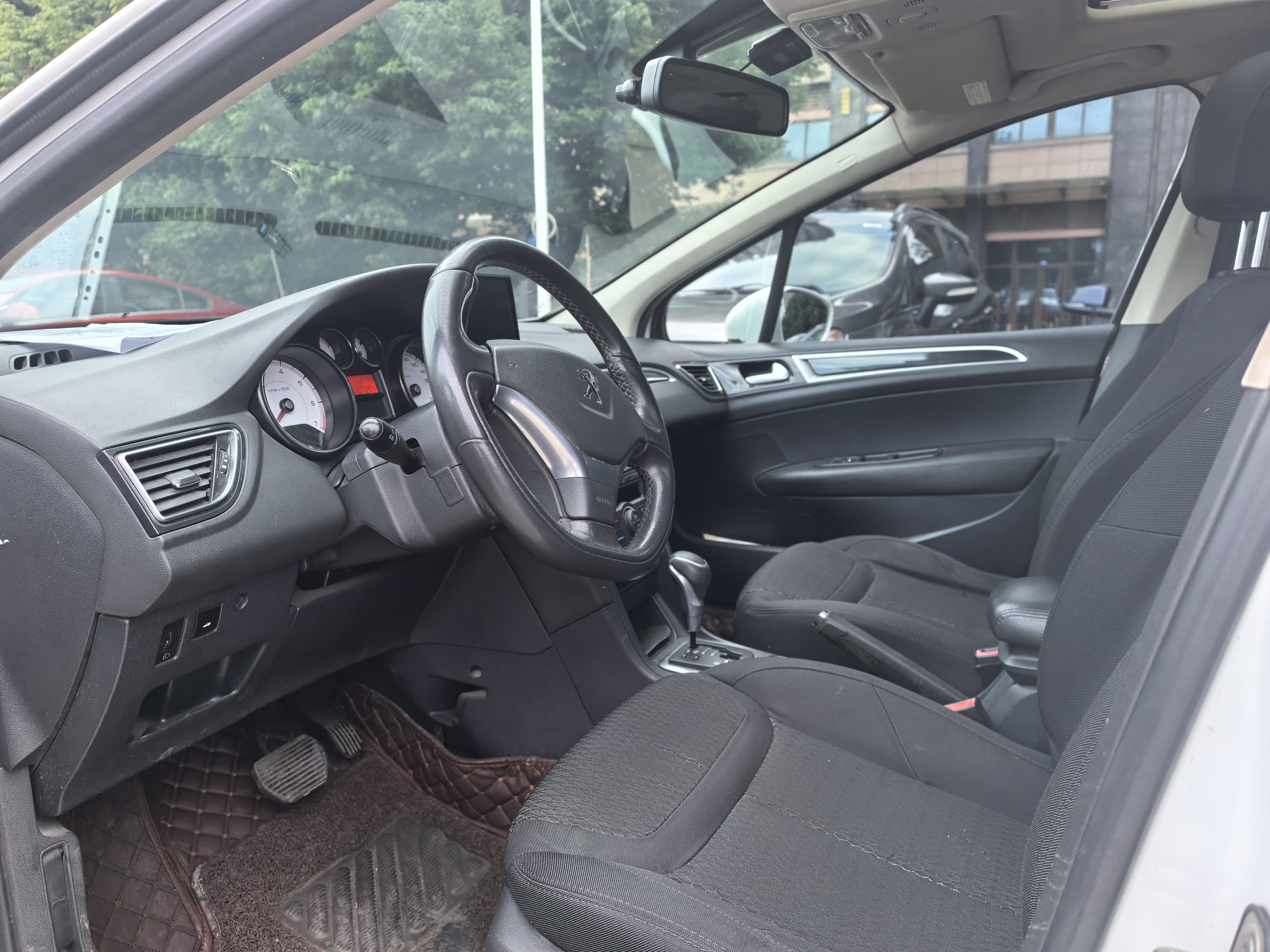 Peugeot 308 2015 car image #9
