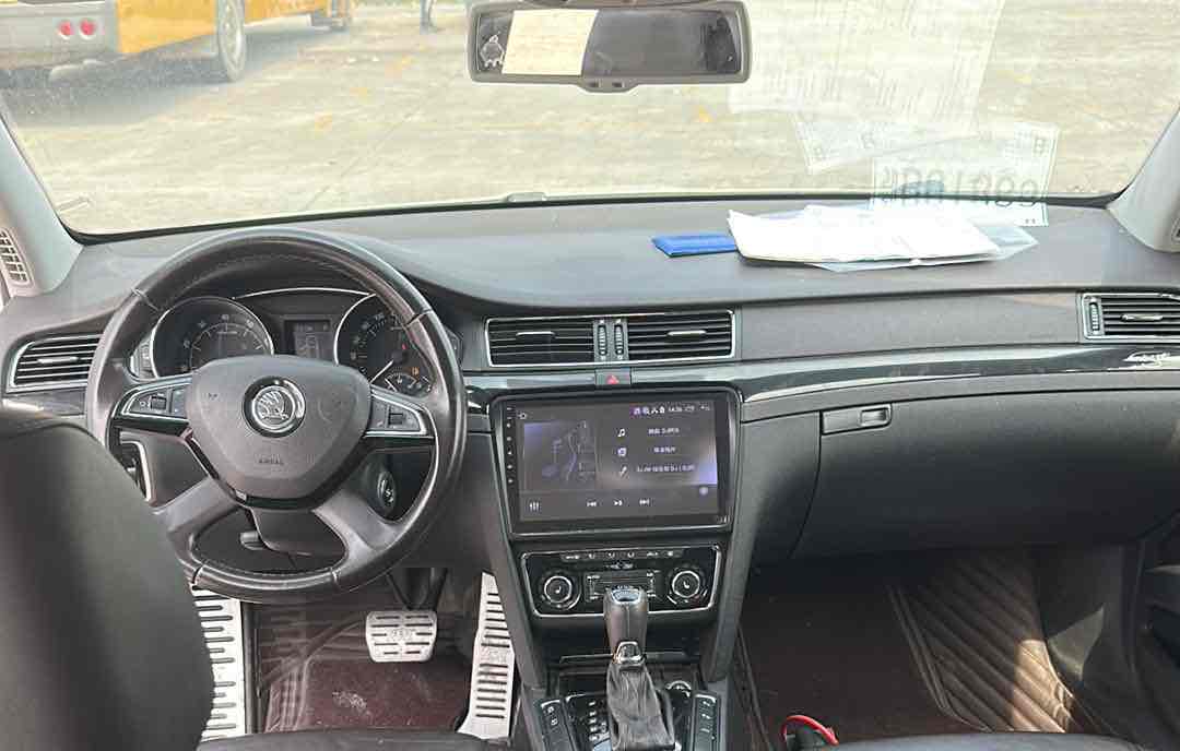 Skoda Superb Combi 2014 car image #9