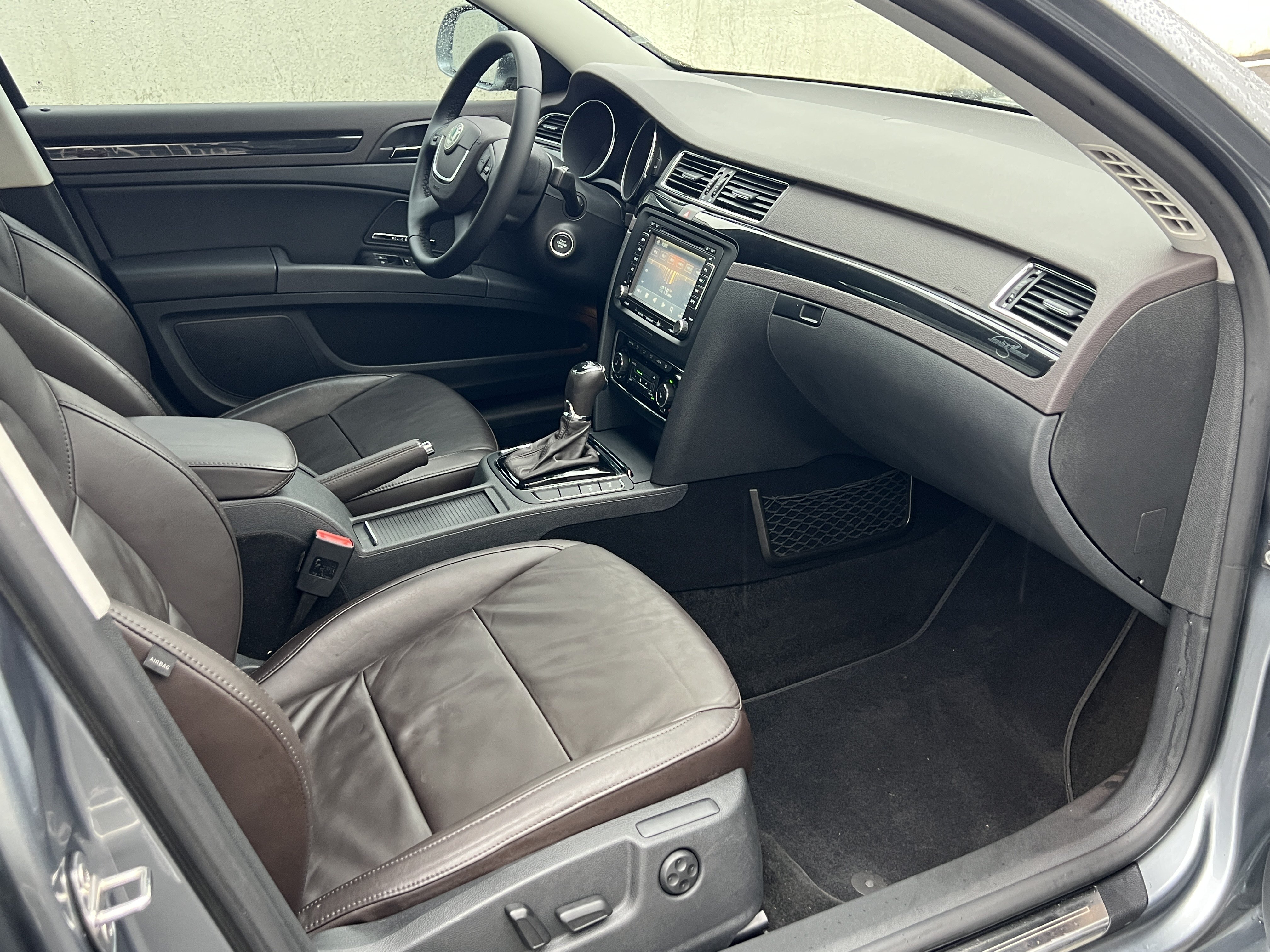 Skoda Superb Combi 2015 car image #9