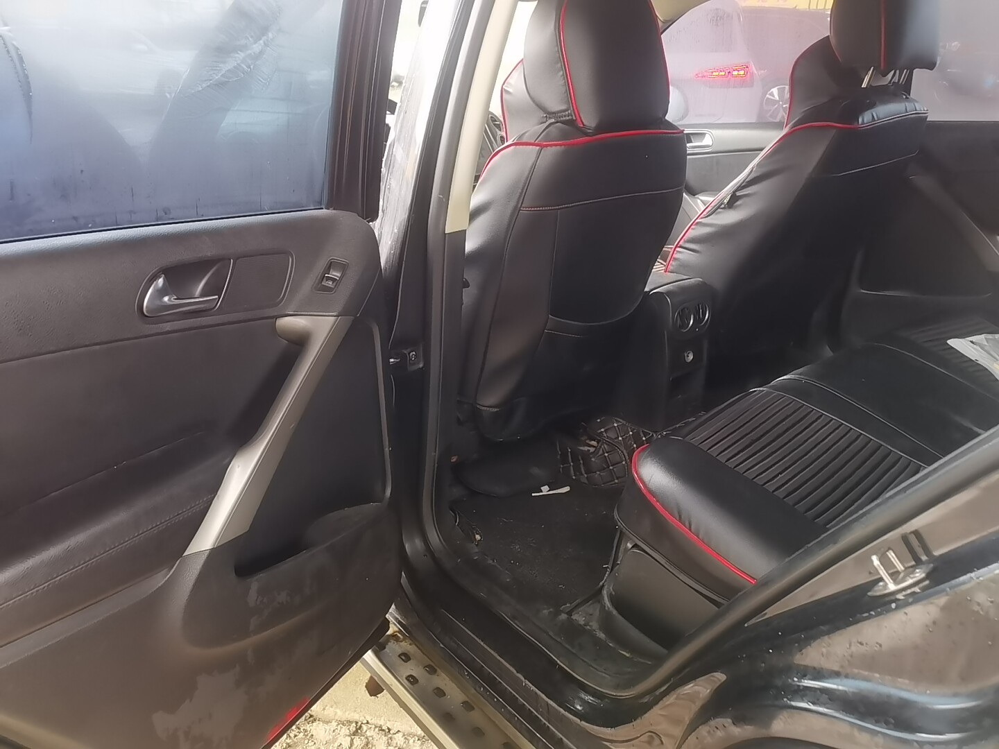 Volkswagen Tiguan 2010 car image #9