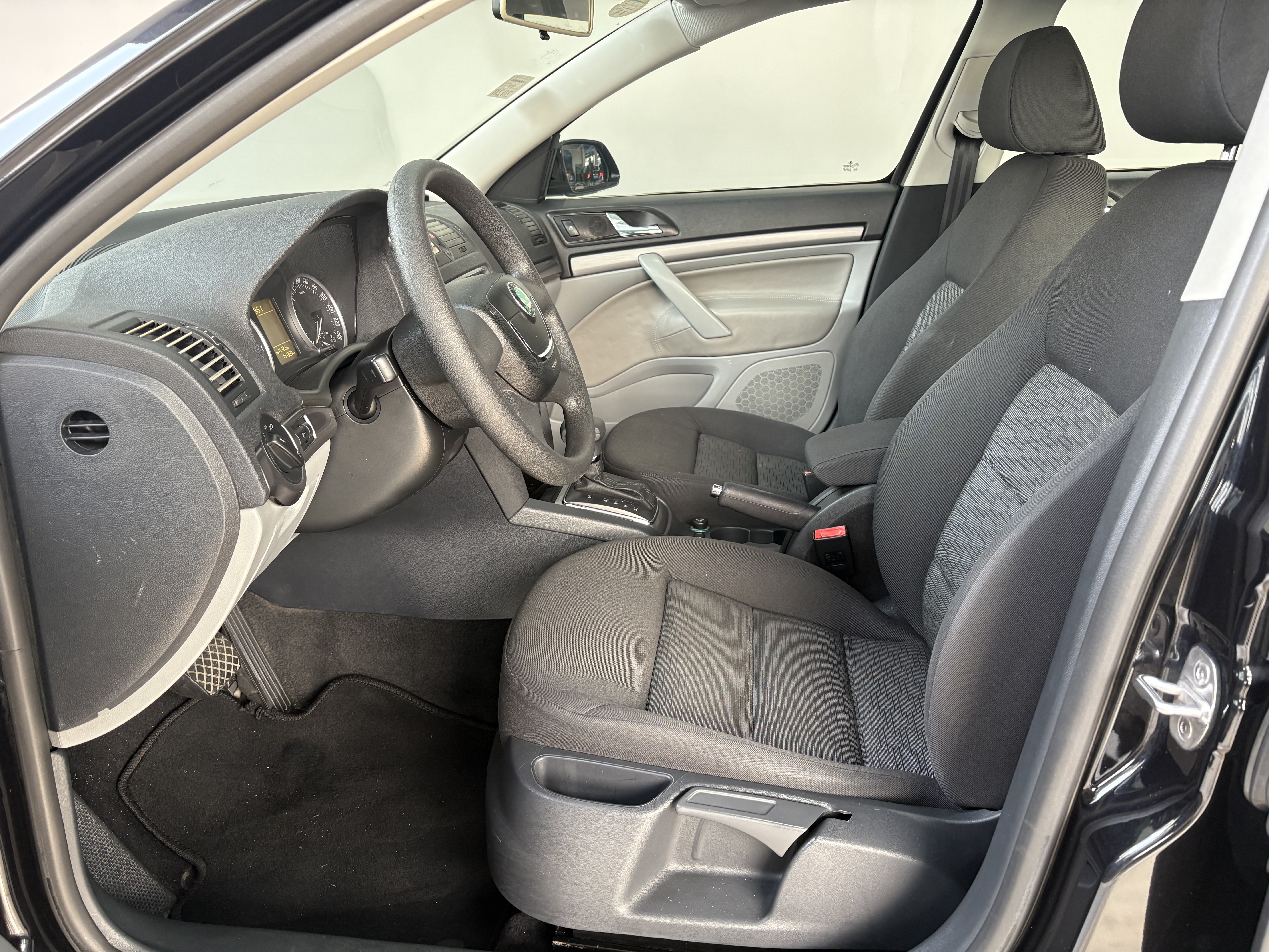 Skoda Octavia 2011 #9 Skoda Octavia 2011 car image #9