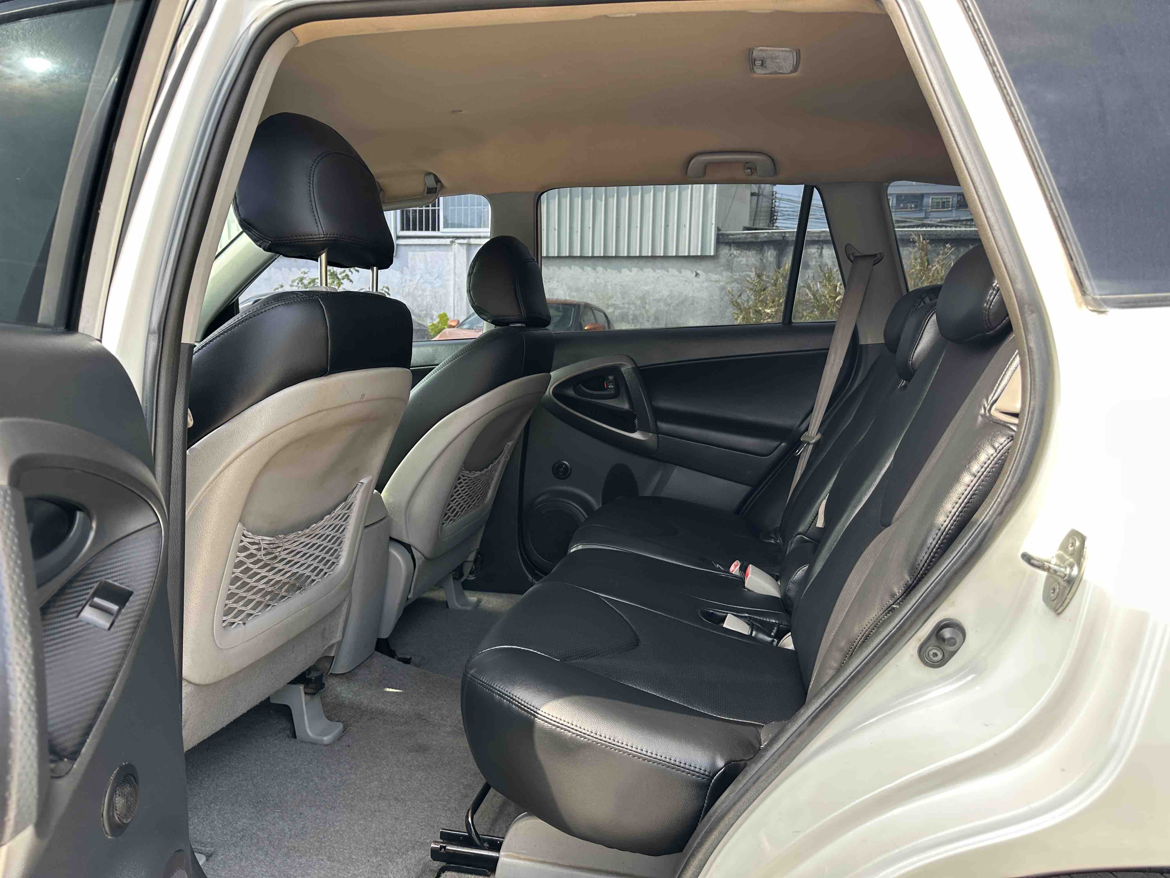 Toyota RAV4 2010 car image #9