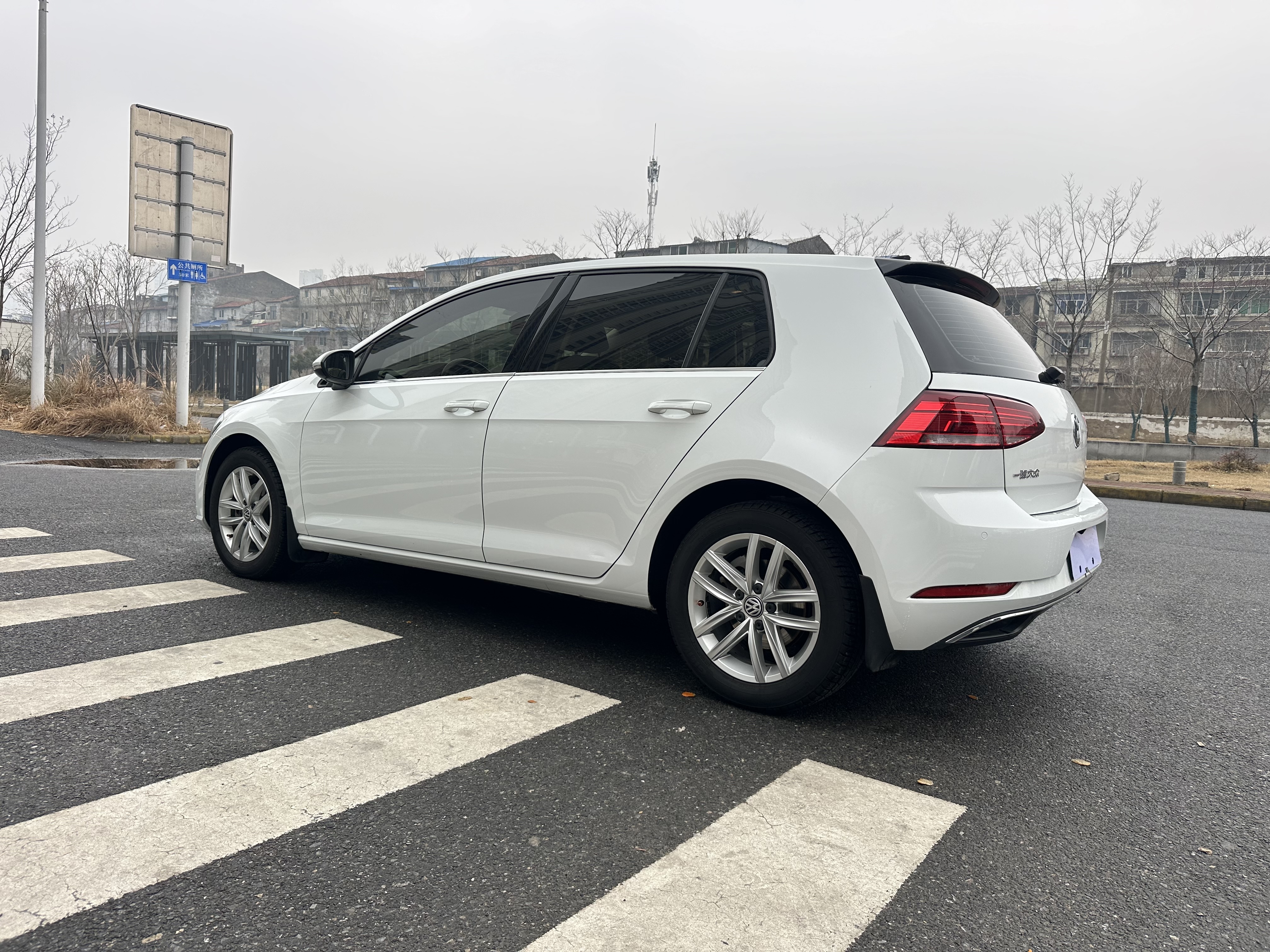 Volkswagen Golf 2018 car image #9