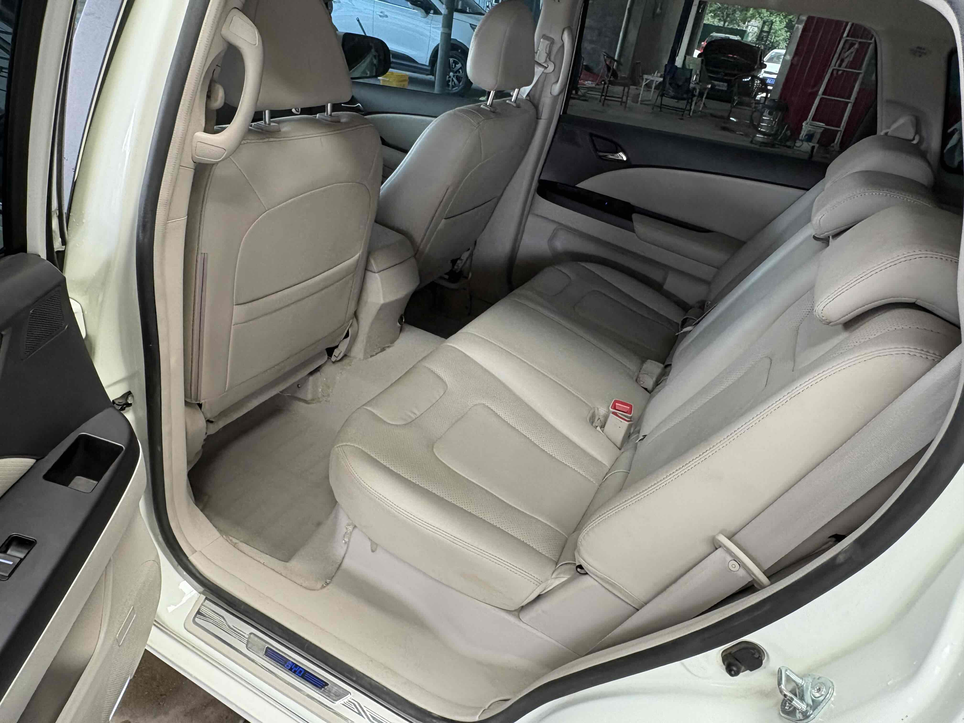 BYD e6 2015 car image #9