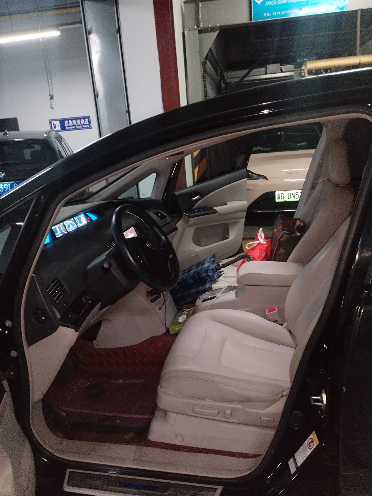 BYD e6 2015 car image #9