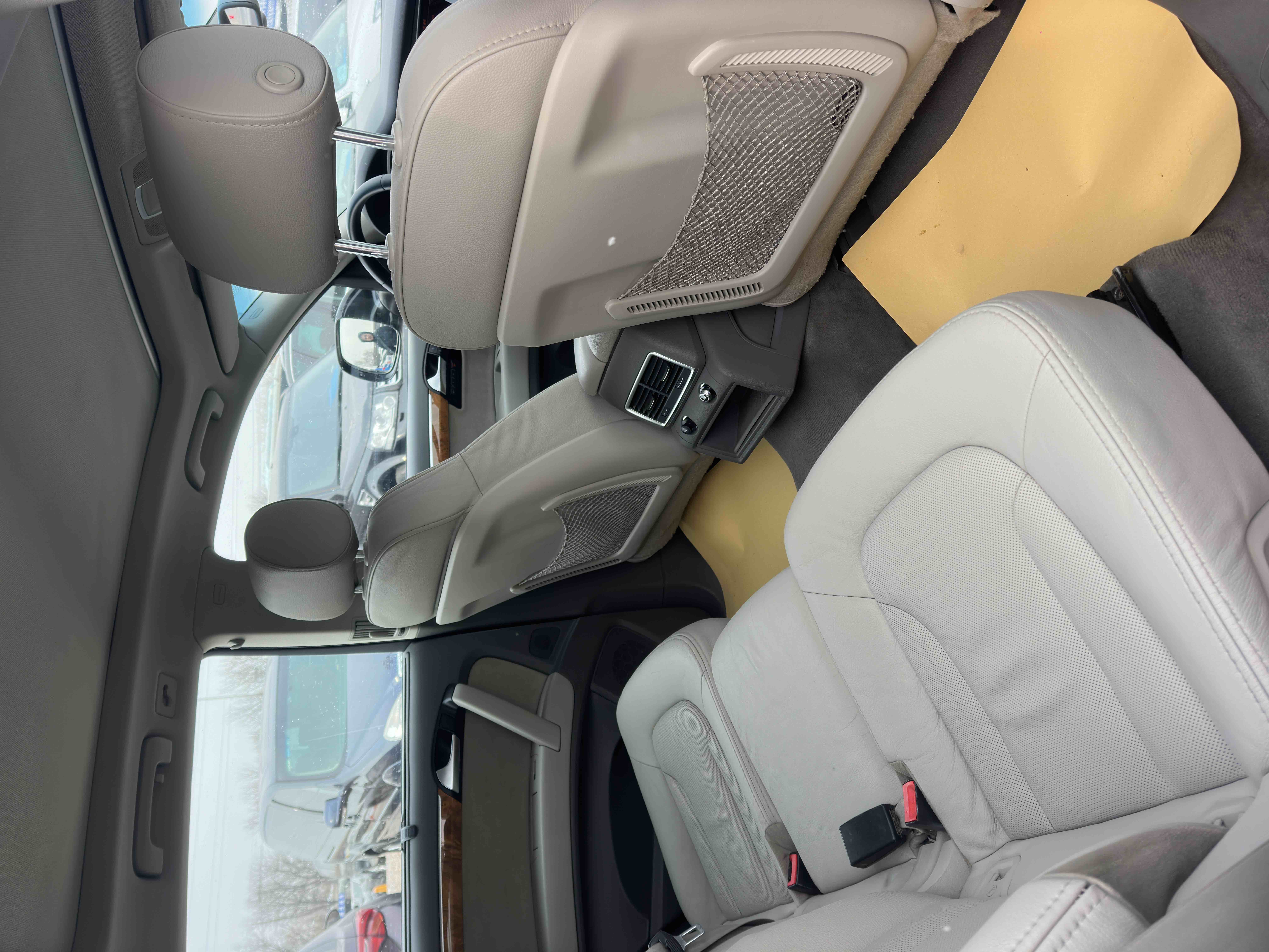 Audi Q7 2011 car image #9