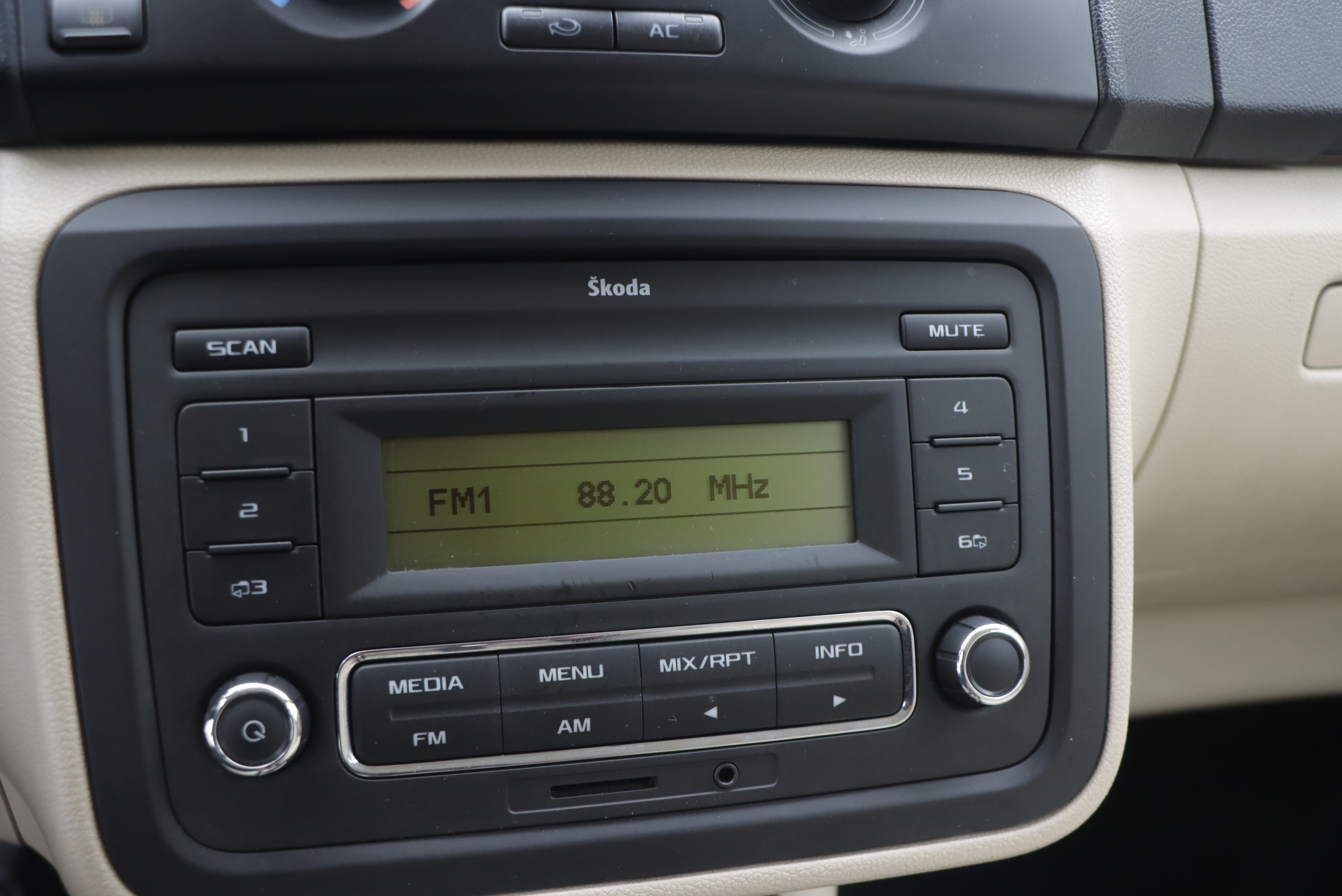 Skoda Fabia 2012 immagine di auto #9