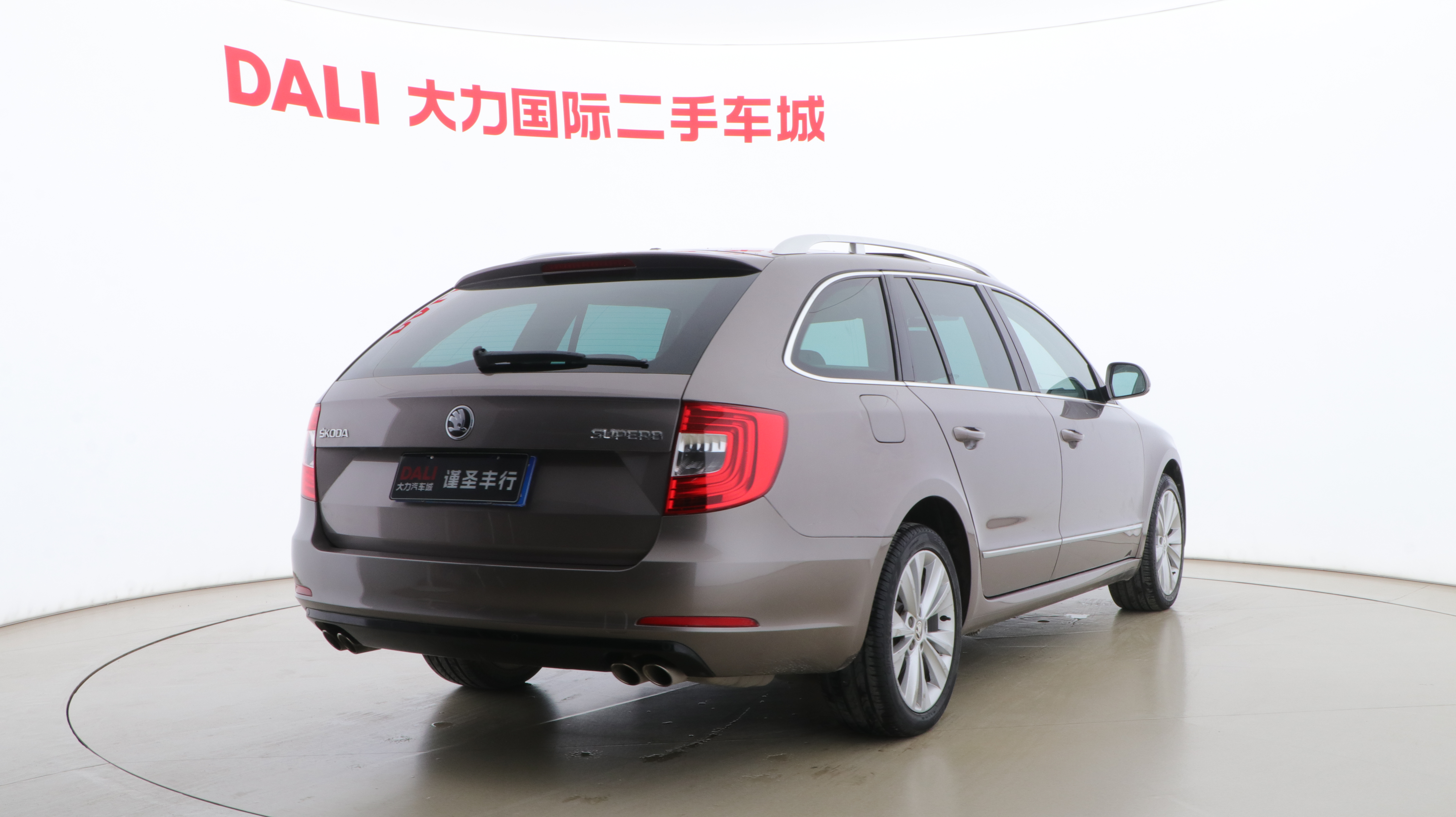 Skoda Superb Combi 2014 car image #9