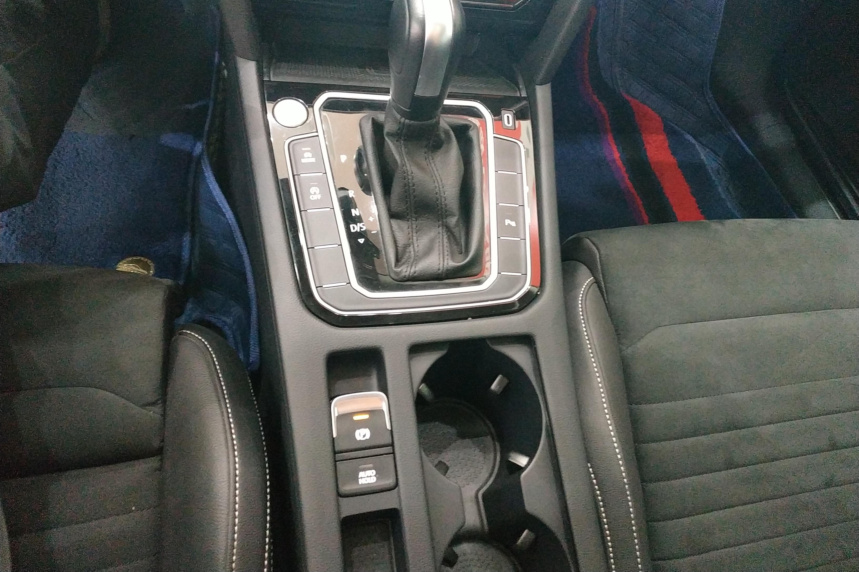 Volkswagen Passat Variant 2023 immagine di auto #9