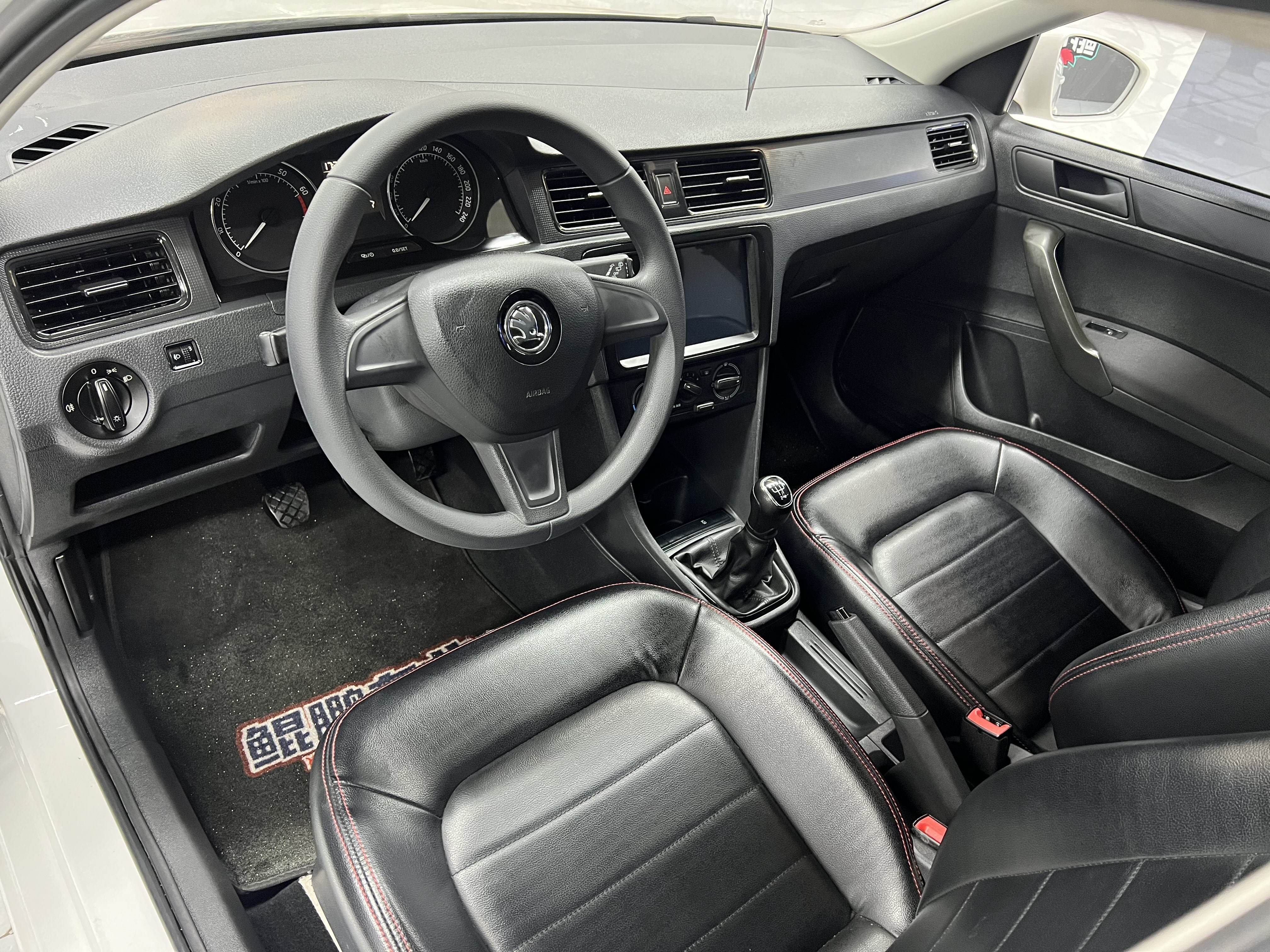 Skoda Rapid Spaceback 2017 car image #9