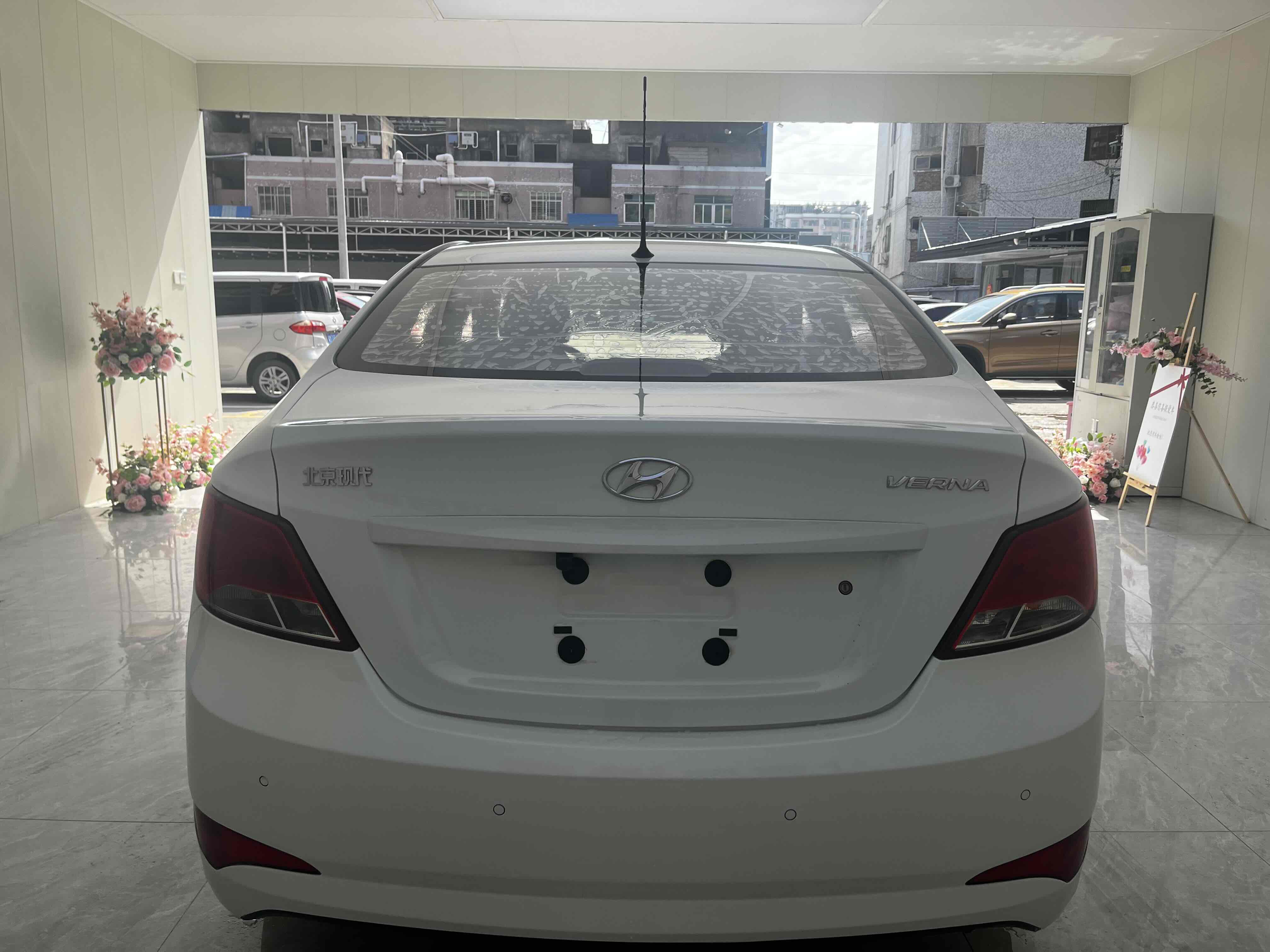 Hyundai Reina 2016 car image #9