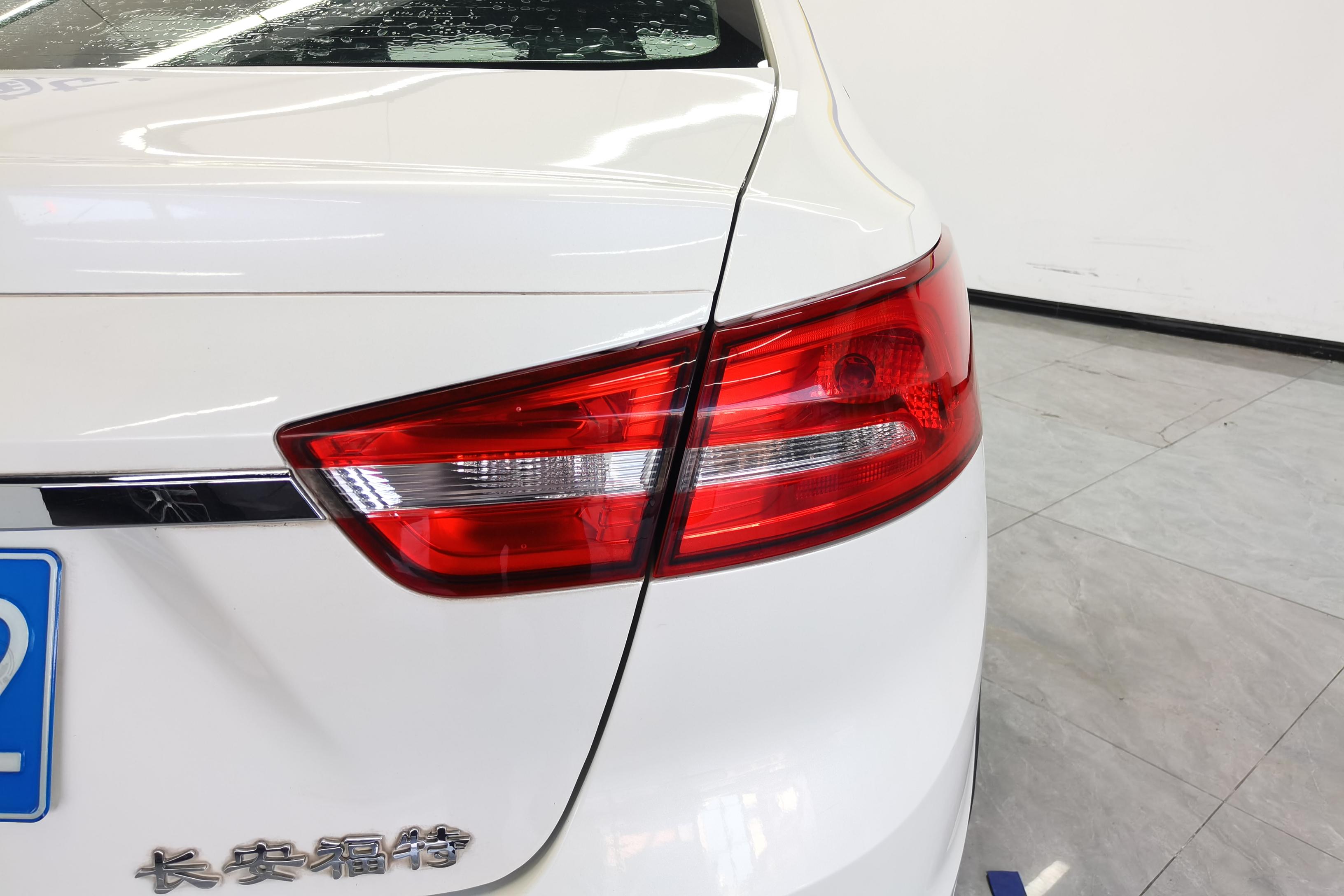 Ford Escort 2015 car image #9