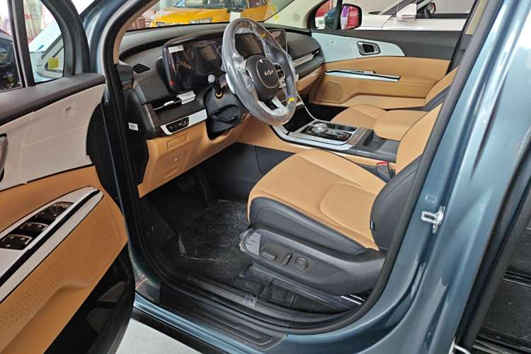 Kia Carnival изображение автомобиля #9