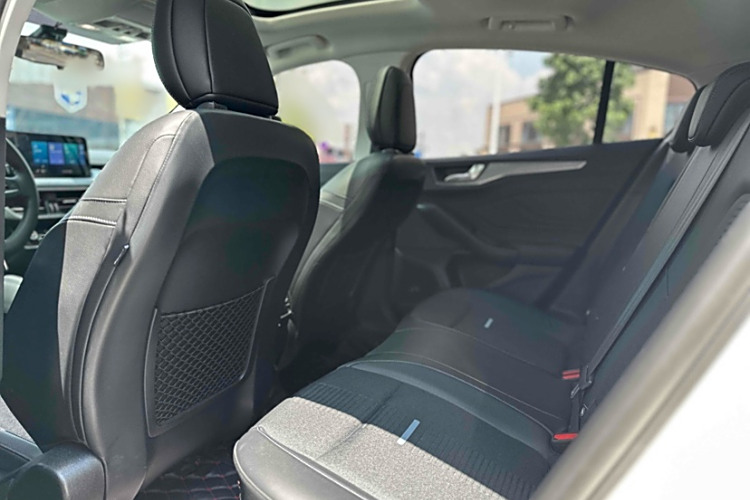 Ford Focus Active 2021 car image #9