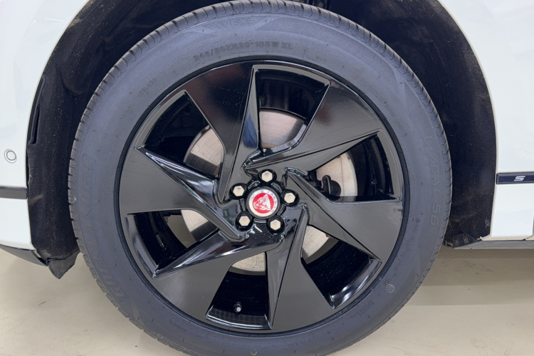 2019 car image #9