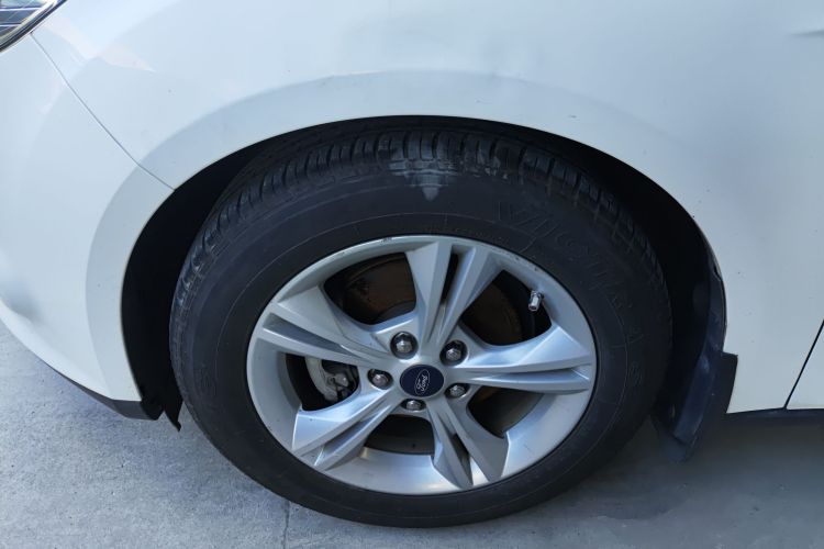 Ford Focus (Imported) 2014 car image #9