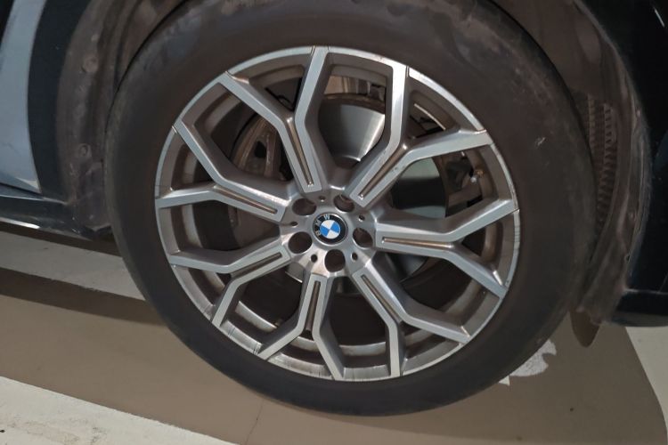 BMW X7 M60i 2021 car image #9