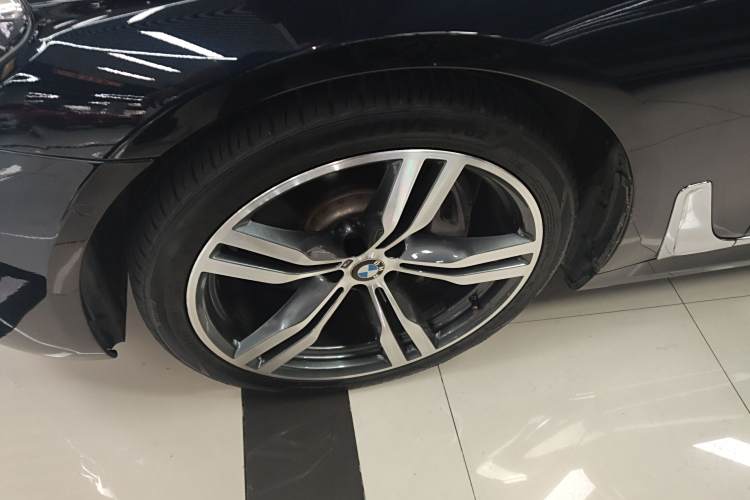 BMW M760Le 2019 car image #9