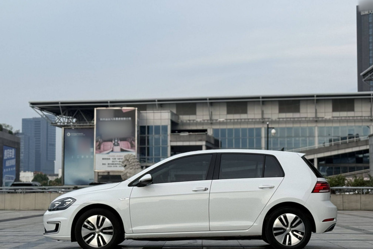 Volkswagen Golf Pure Electric 2020 car image #9