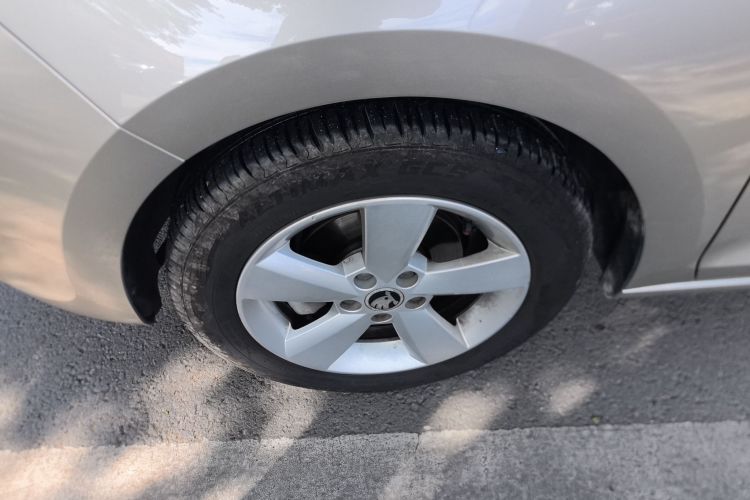 Skoda Rapid 2017 car image #9