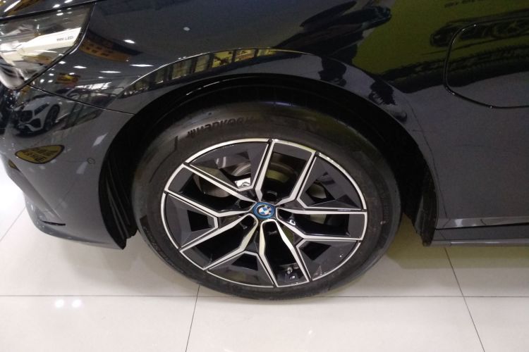 BMW i5 2025 car image #9