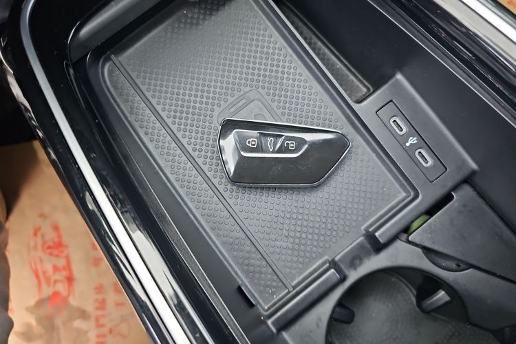 Volkswagen ID.6 X 2024 car image #9