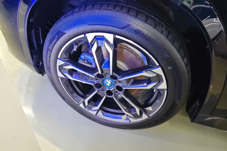 BMW iX1 2023 car image #9