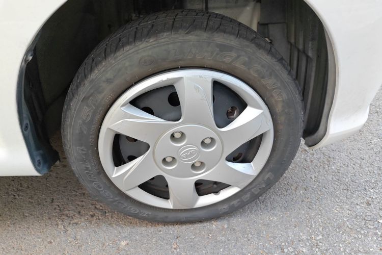 BYD e1 2020 car image #9