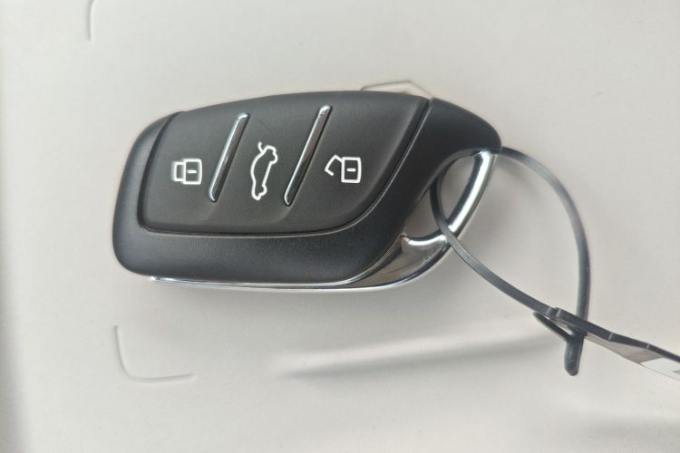 MG 4 EV 2025 car image #9