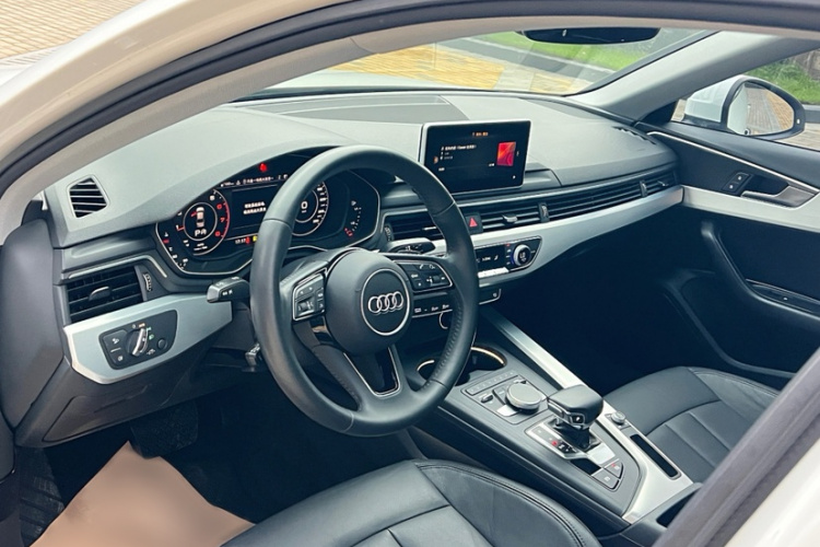 Audi A4 2019 car image #9
