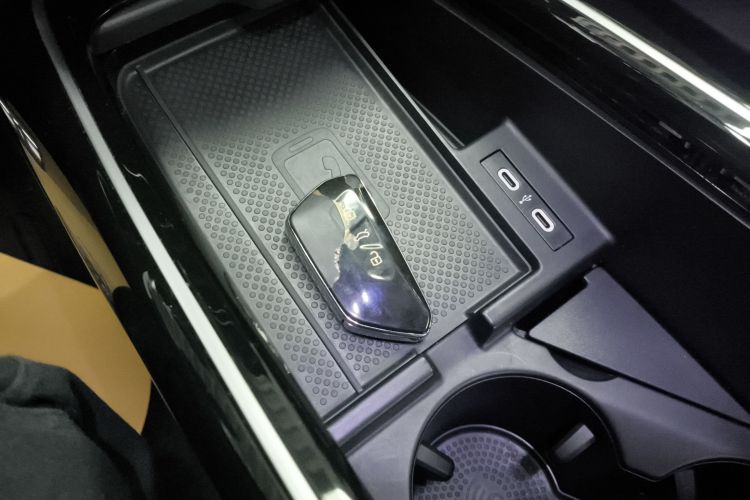 Volkswagen ID.6 X 2023 car image #9