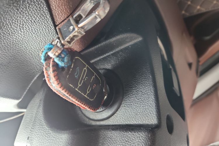 Forthing SX6 2016 car image #9