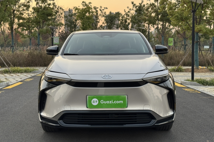 Toyota bZ4X 2022 immagine di auto #9