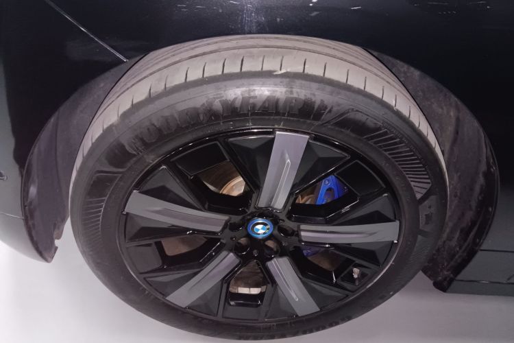 BMW i5 M60 2022 car image #9